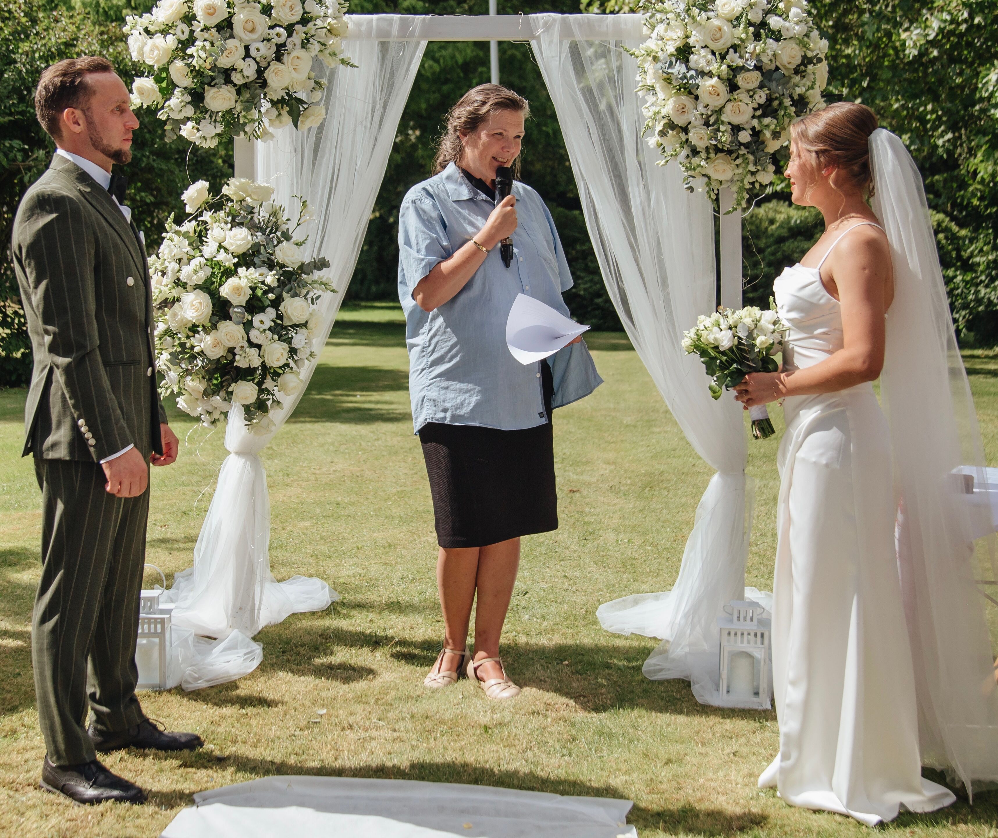 Julia Nazarenko og Pavlo Byshok fejrede deres bryllup på deres chefs, Lau Konge, privatadresse, hvor borgmester Marie Stærke stod for vielsen.