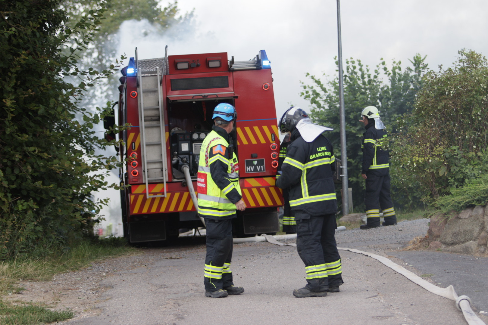 Brandvæsen til stede.