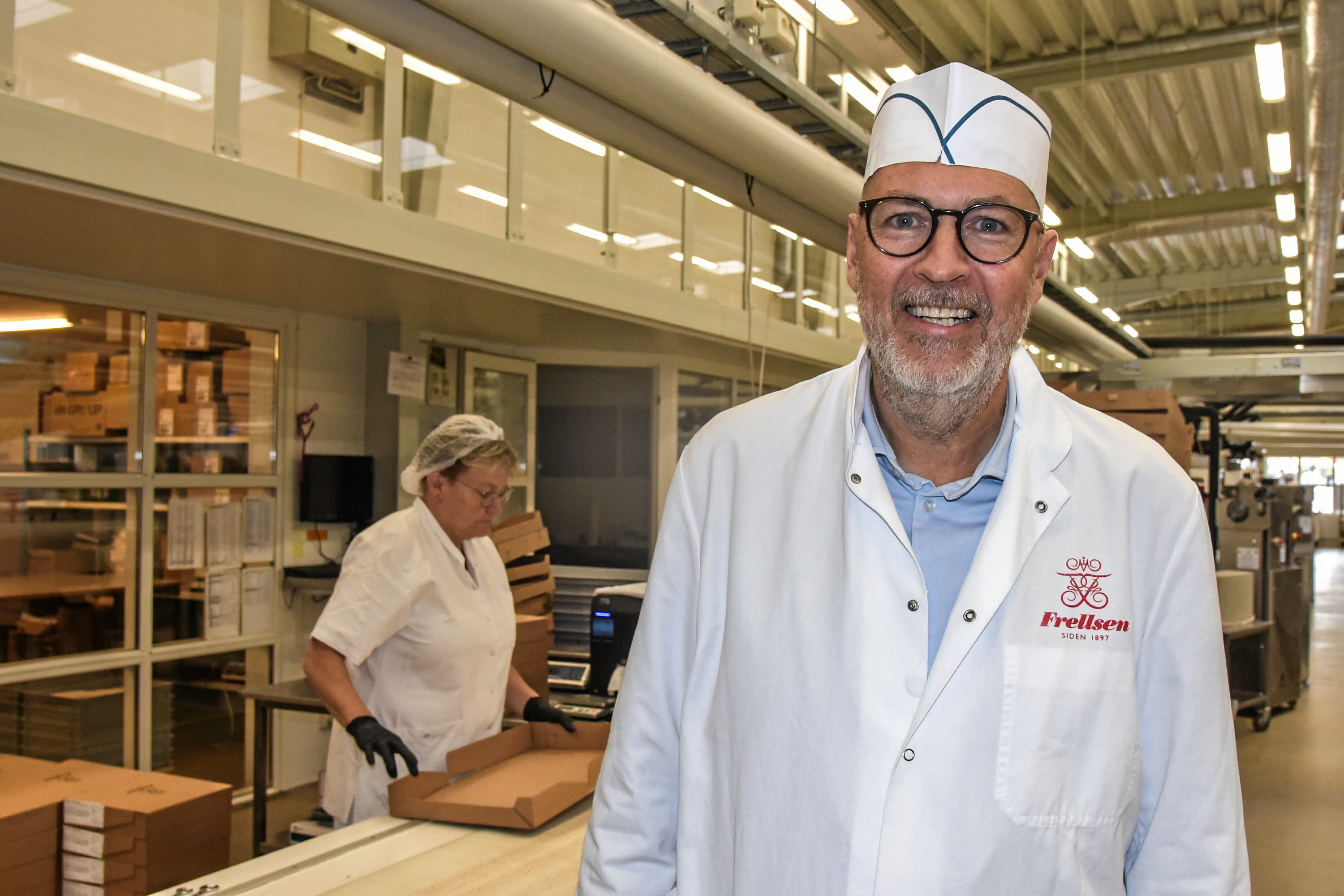 Peter Muldorff Frellsen har ansvaret for Frellsens chokoladeproduktion, mens fætter Henrik står for kaffe-importen. Begge områder havde udsigt til store afgiftslettelser til stor glæde for Frellsen. Nu er drømmen knust.