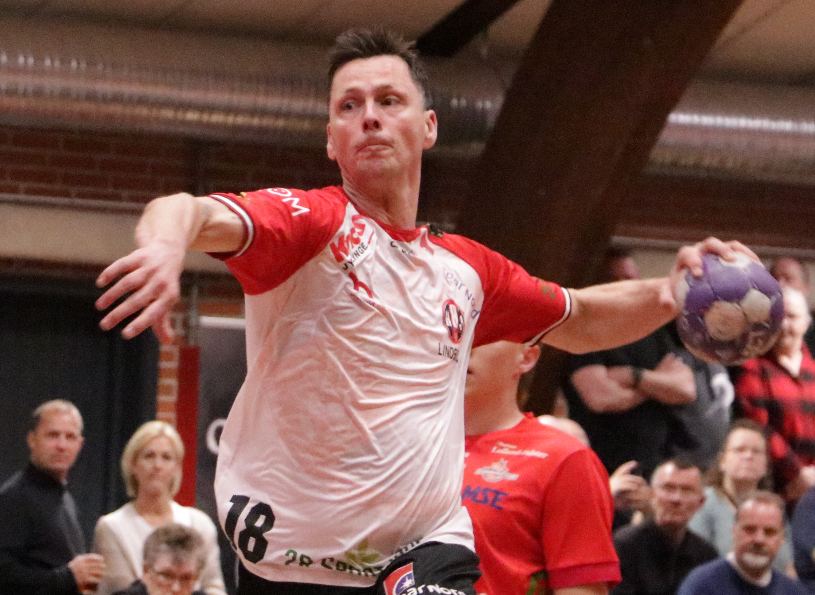 Hans Lindberg er ikke helt sikker på, hvor HØJ-holdet står inden premierne på Håndboldligaen.