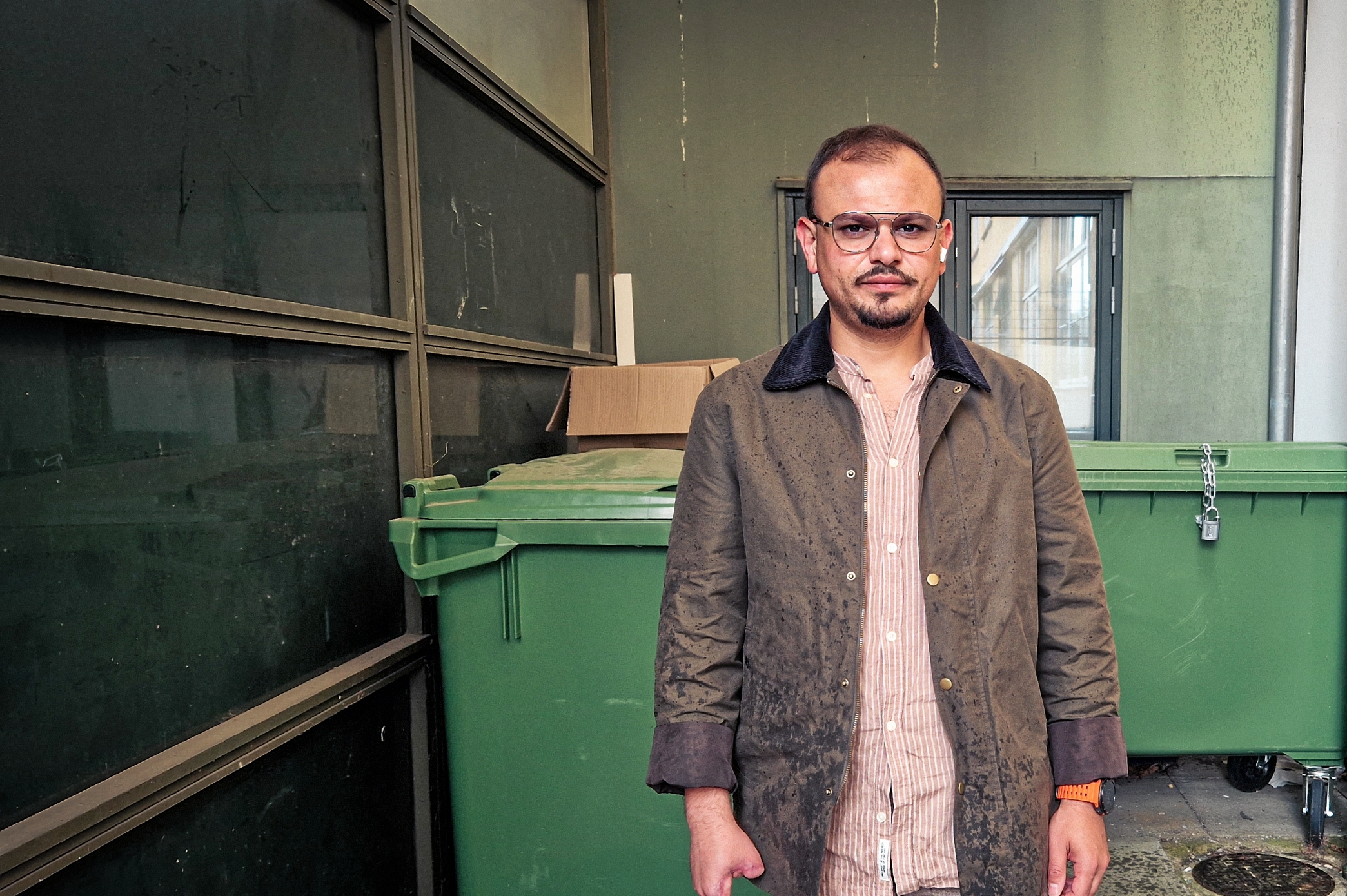 I dag kæmper han med følgerne af ulykken – både fysisk og mentalt – mens han ser tilbage på den fabrik, han beskriver som I dag kæmper han med følgerne af ulykken – både fysisk og mentalt – mens han ser tilbage på den fabrik, han beskriver som