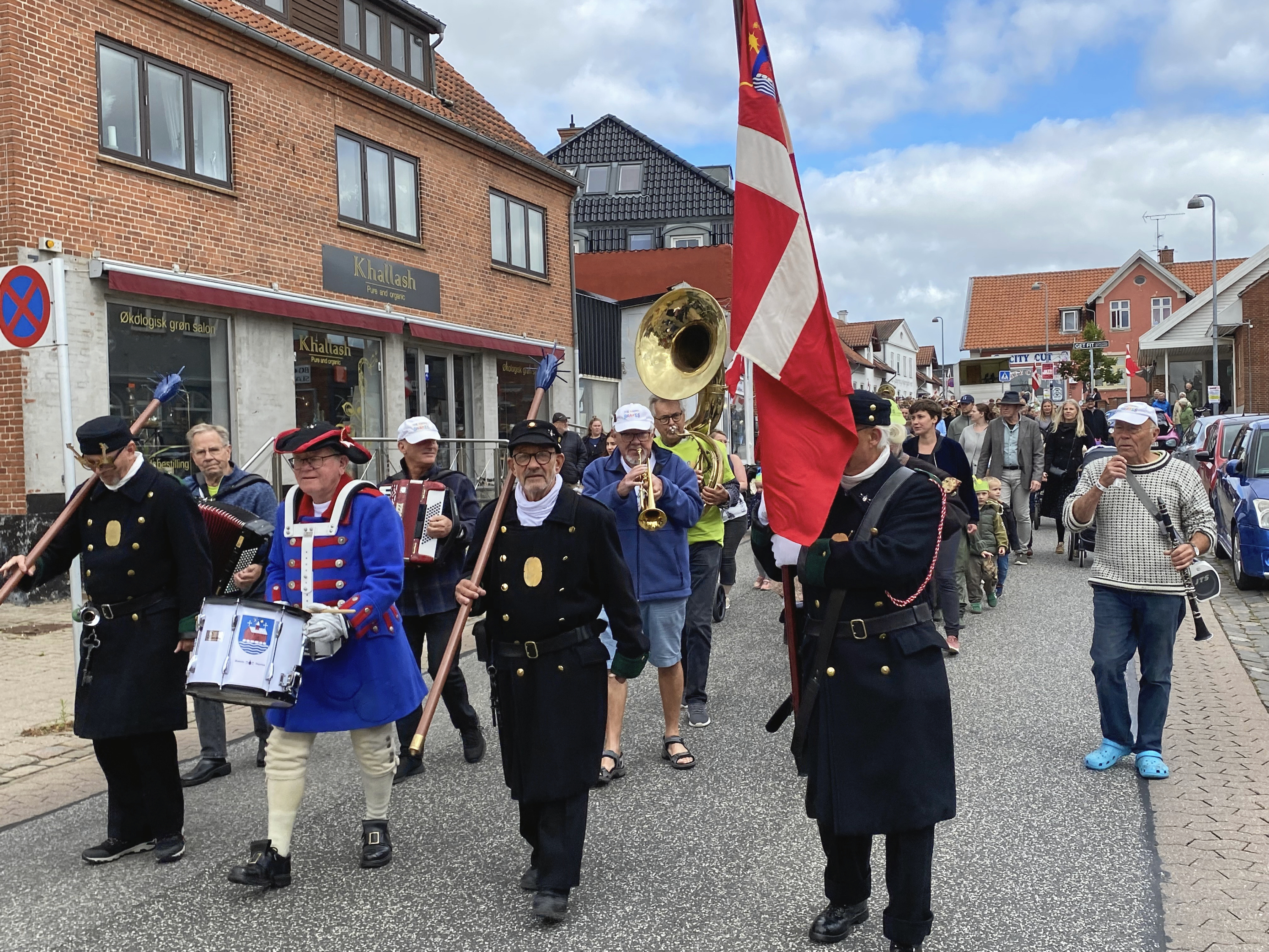 Slangerups Vægterkorps var på pletten til fredagens børneparade gennem byen.
