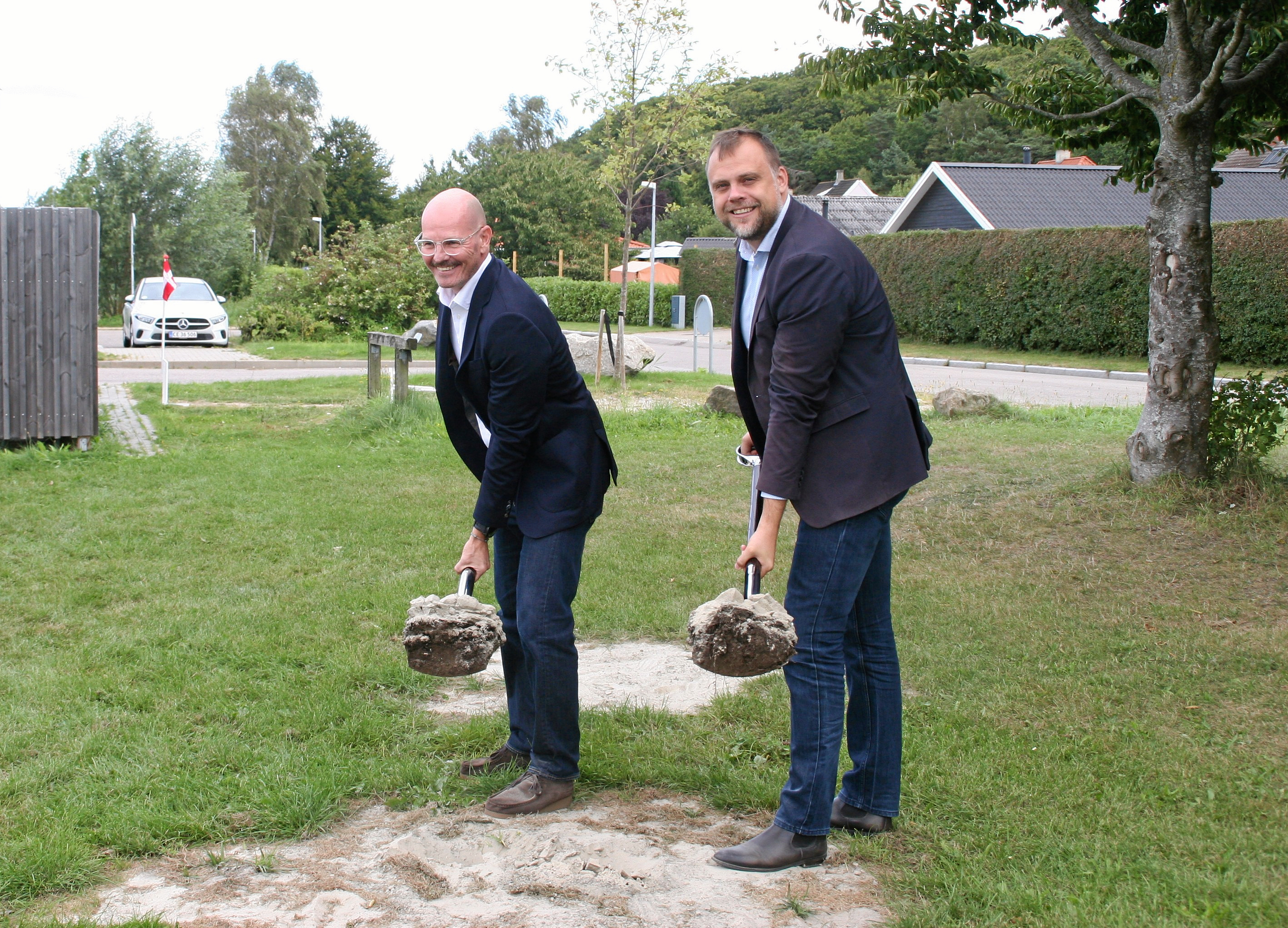 Beskeden fra borgmester Steffen Jensen er klar forud for budgetforhandlingerne. Der skal sættes penge af til flere boligbyggerier. Her ses han tage første spadestik til den nye idrætshal i Enghaven