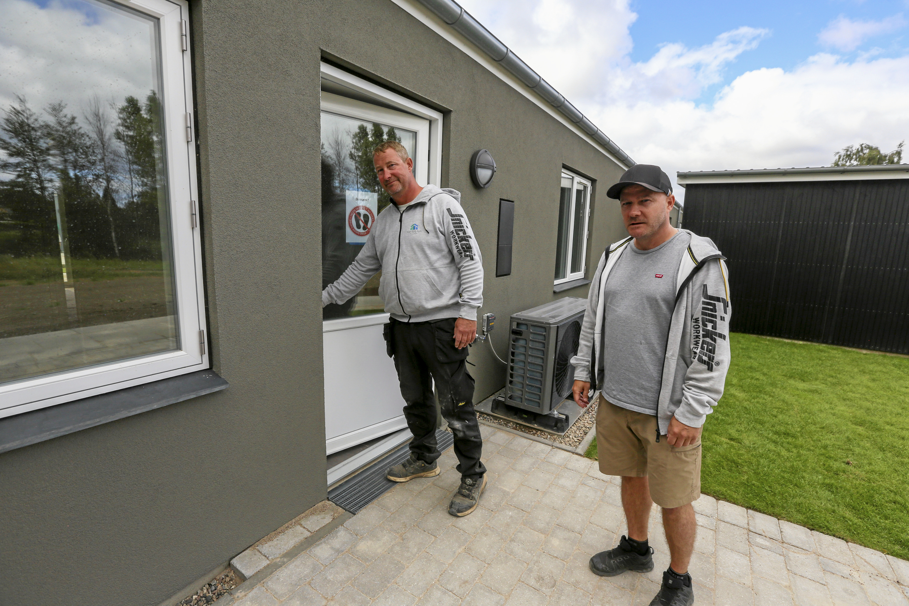 Thomas Jensen og Thomas Andersen ved et af de 10 første indflytningsklare Scan Huse Aps ved Klokkerhøj i Spangsbro.