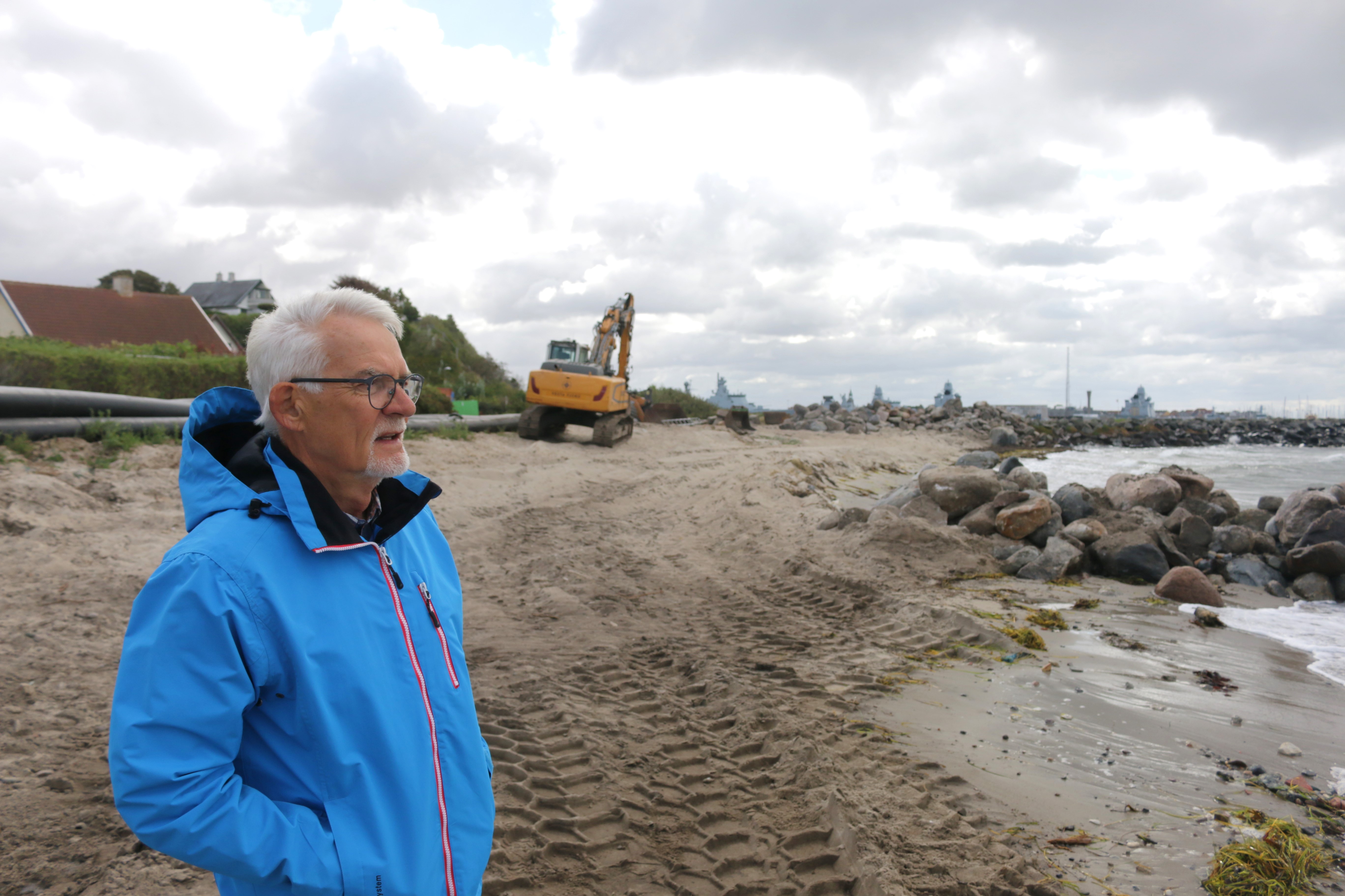 Allan Gravesen, formand for digelauget Værftet i Korsør, får snart både et dige og en bredere strand.