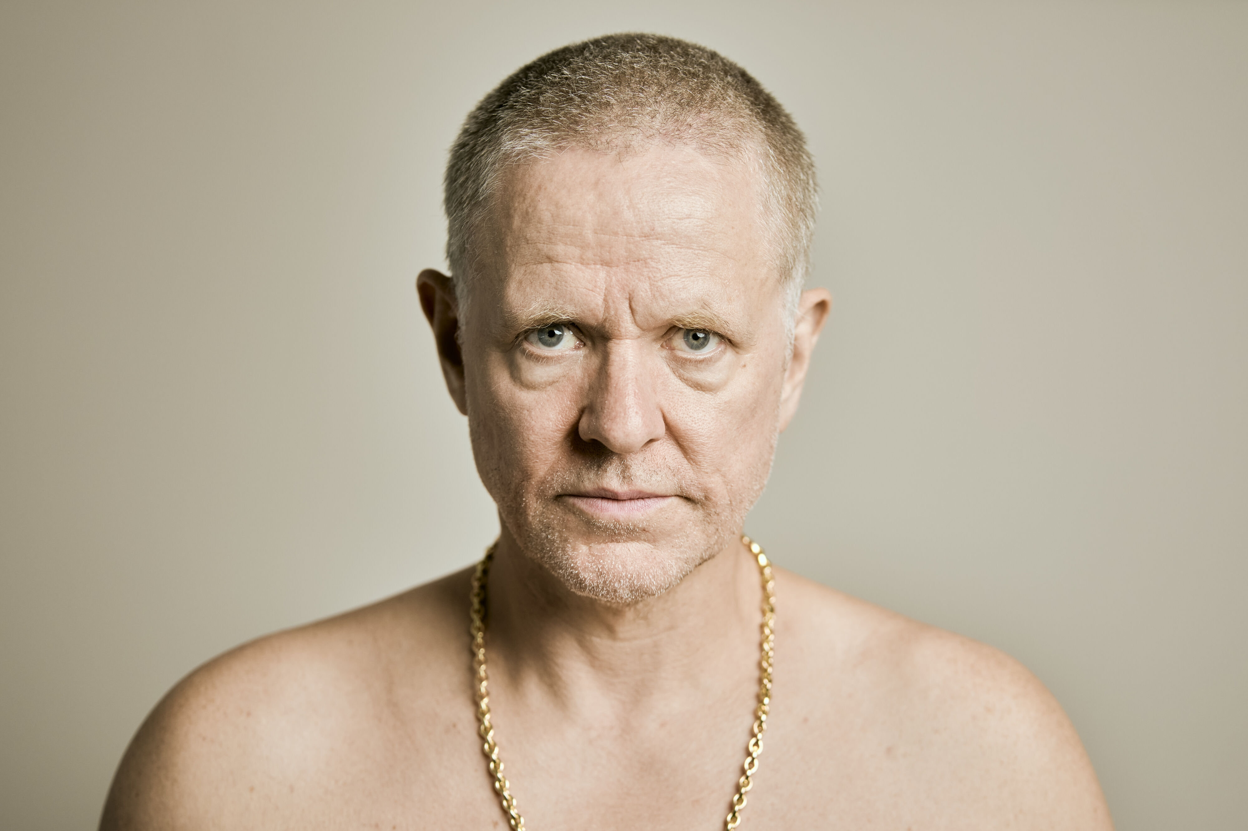 Anders Matthesen insisterer på det sjove. - Jeg har været meget grundig med ikke at lave alt det, alle mulige andre kaster sig over. Nemme penge eller fame og røre rundt i gryden-agtige programmer. Jeg har været meget efter mig selv: "Vi skal lave det sjove", understreger han.