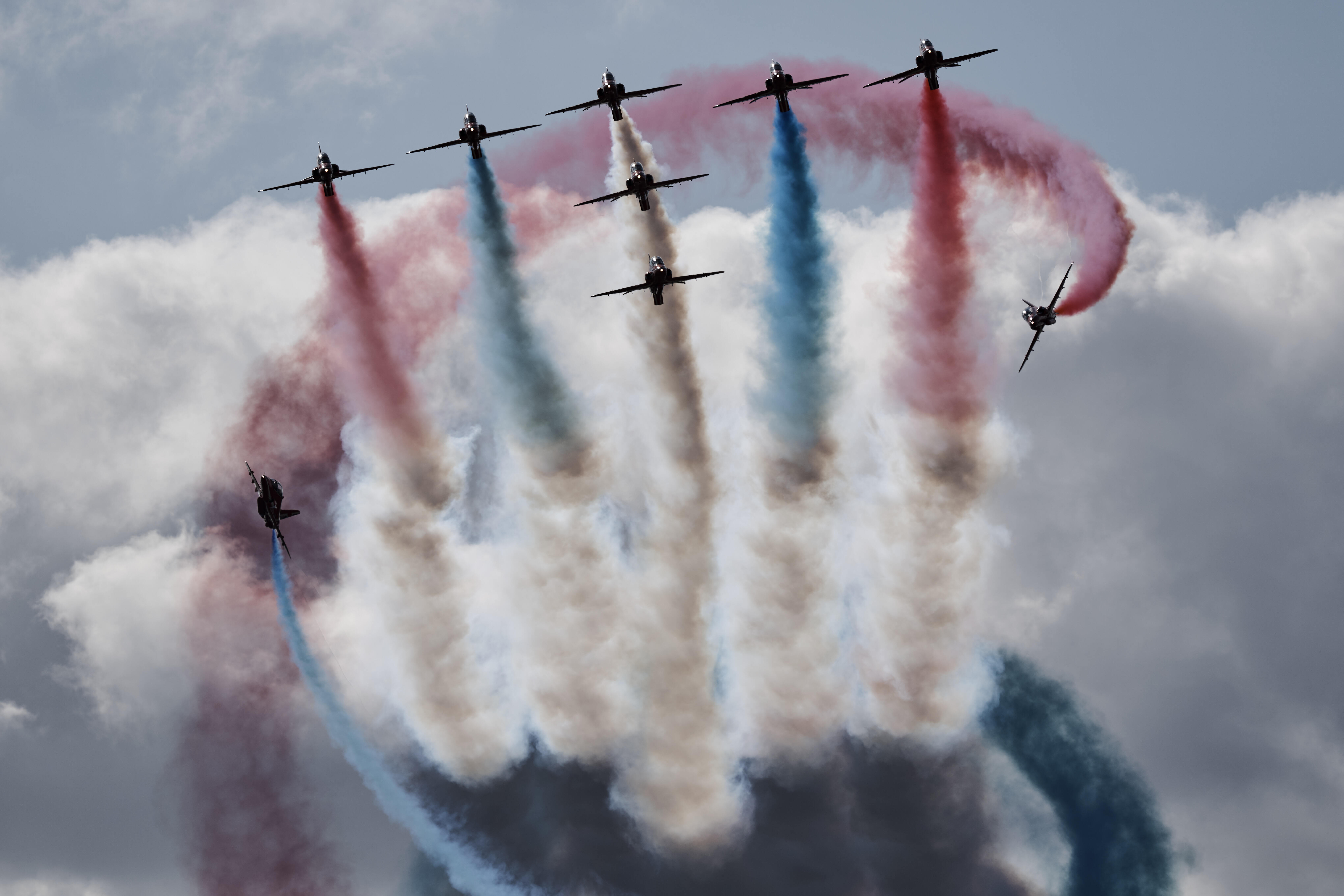 Det bliver ikke helt som ved Roskilde Airshow i august, hvor billedet her er taget, men tirsdag eftermiddag flyver kampfly fra Sverige og Danmark over København og Øresundsregionen. Det sker i en formation, som skal ligne et juletræ.