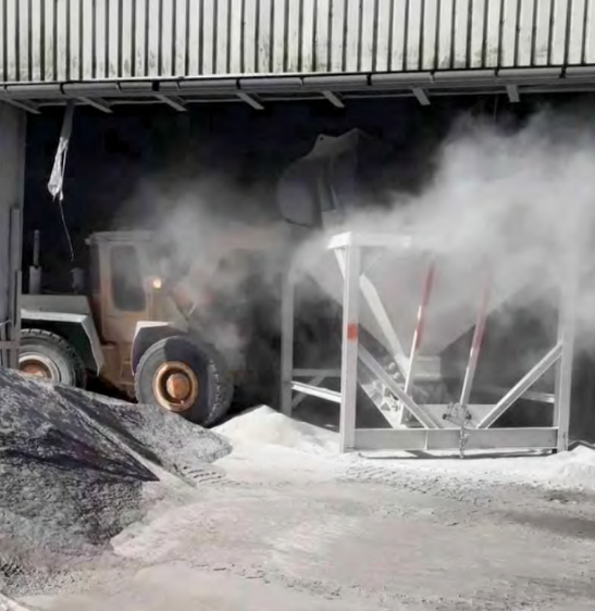 Billedet er taget fra Arbejdstilsynets sidste besøg i maj 2019 inden en pause på tre og et halv år. Tilsynets endte med at give Nordisk Perlite et påbud, fordi de ansatte blev udsat for produktionsstøv, når de betjente gummigeden.