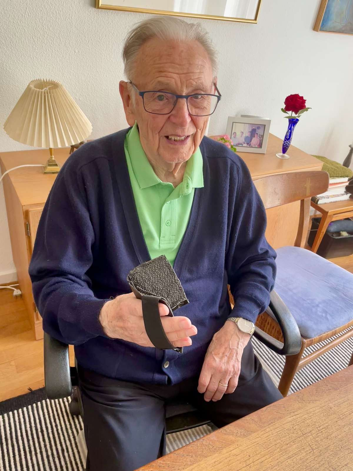 96-årig opfinder Vagn Bender med sin opfindelse, der giver ældre med svage hænder et bedre greb op og ned af trapper.