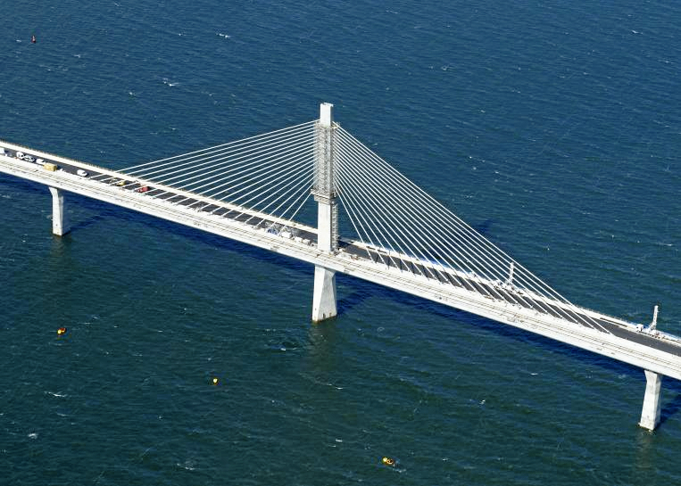 Byggeriet af den nye storstrømsbro er løbet ind i problemer, efter at man har konstateret, at en række kabler på pylonen ikke er gode nok.