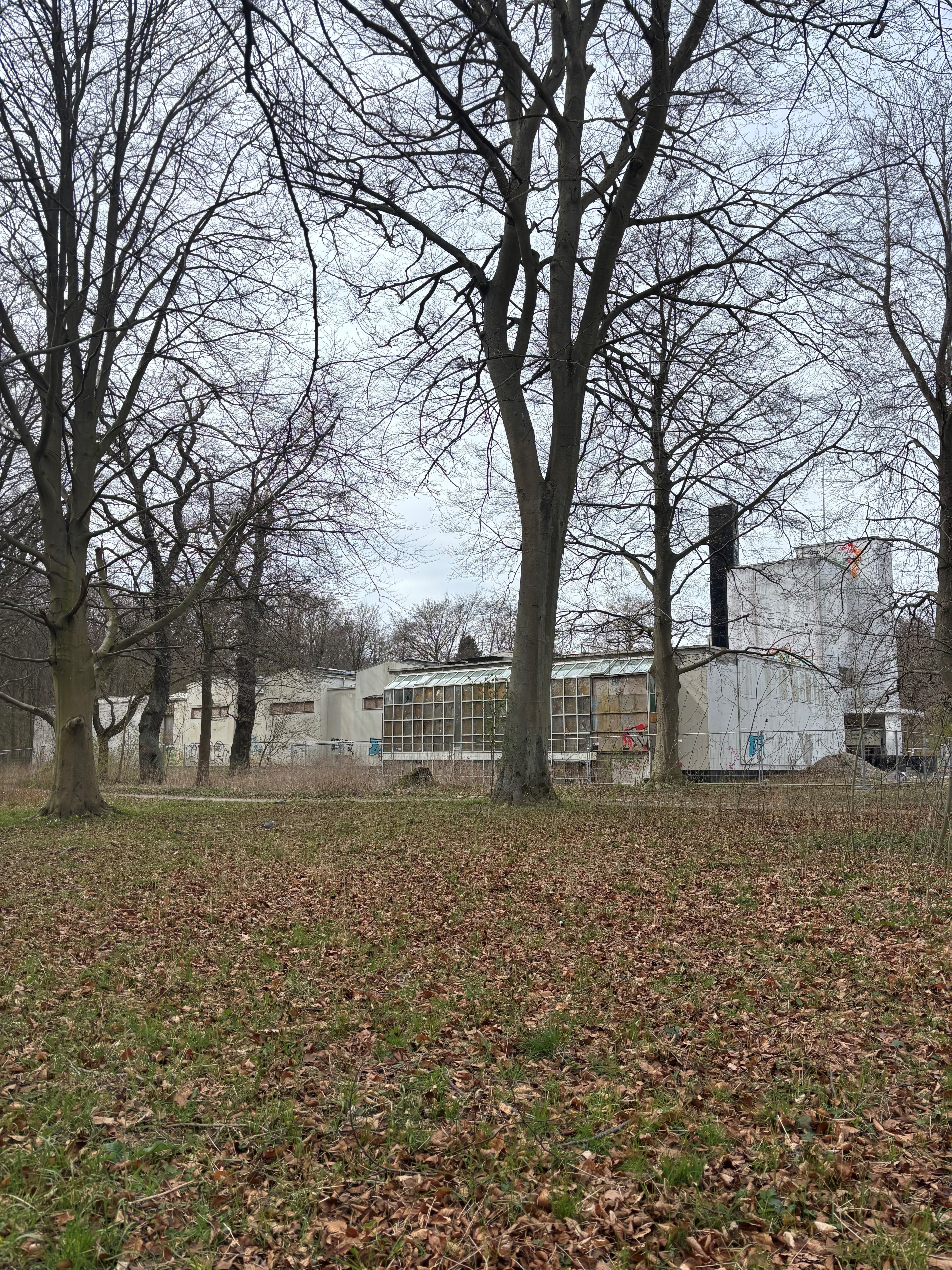 Det er over ti år siden akvariet lukkede. I dag står det hen med knuste vinduer og graffiti.