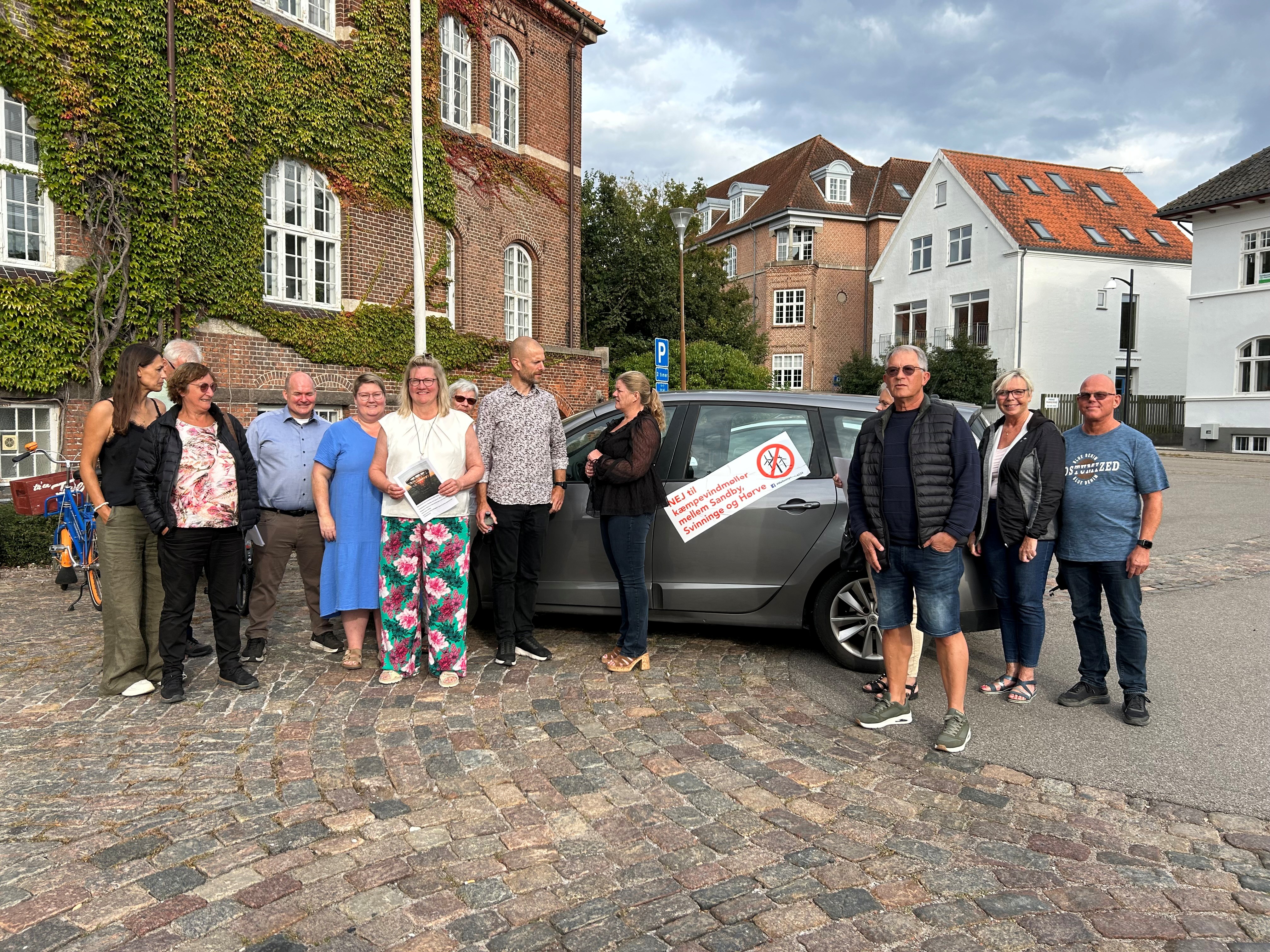 Sandbyborgerne mødte op til kommunalbestyrelsesmødet for med egne ører at høre, hvordan sagen, der har holdt dem vågne om natten i årevis, blev behandlet.