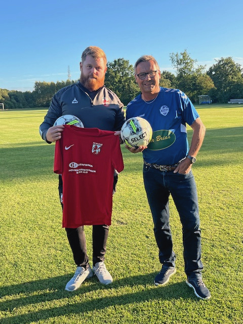 Kommunen har fået en ny fusionsklub. Til venstre på billedet ses Peter Sørensen, tidligere formand for FS Hashøj og ny formand for Sørby Dalmose FF. Til højre for ham står Brian Christensen, der er tidligere formand for Sørby Fodbold og nyt bestyrelsesmedlem for Sørby Dalmose FF.