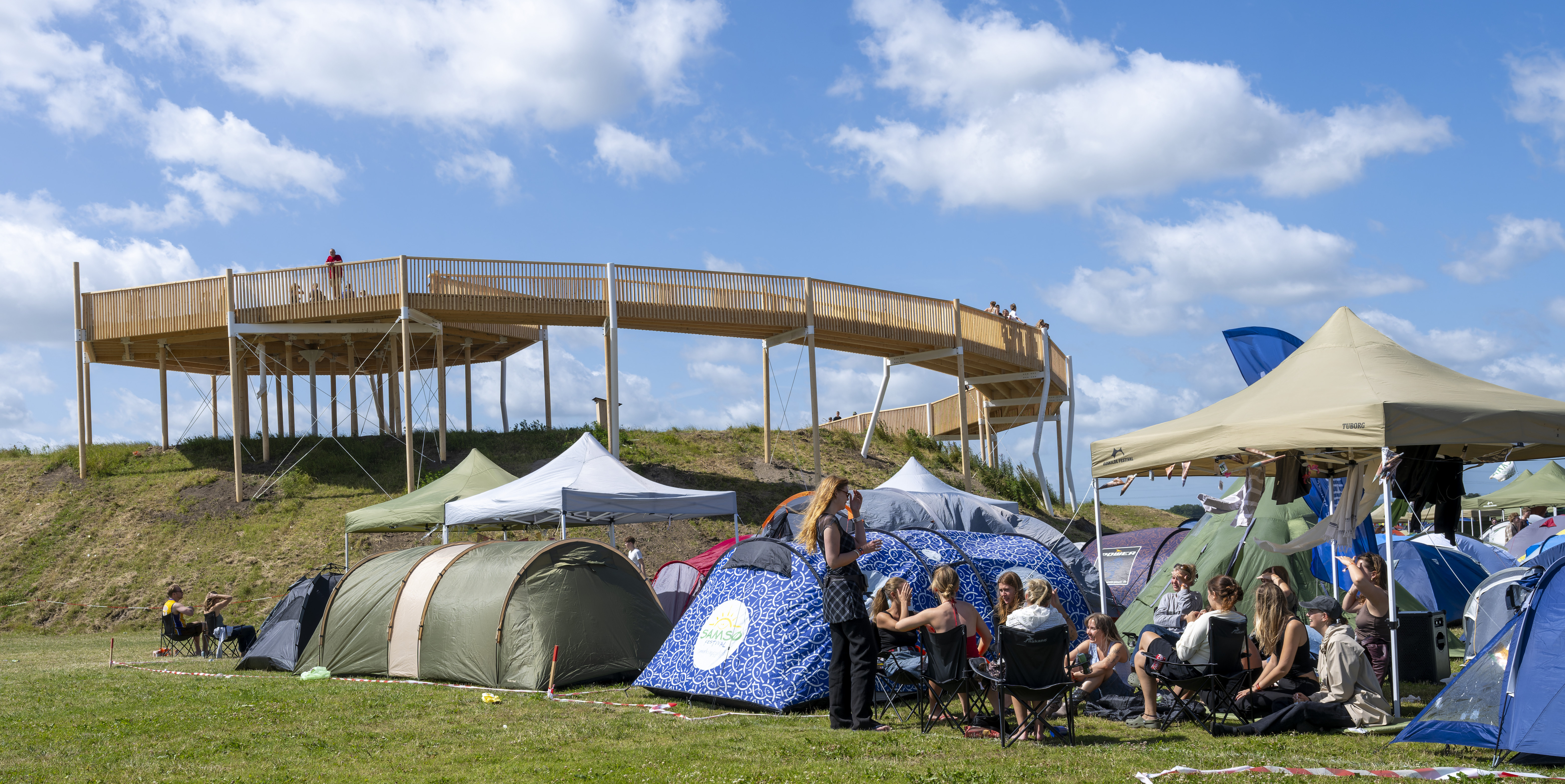 Kunstværket The Long Way Around har stået afspærret siden Roskilde Festival. Festivalen har endnu ikke leveret statiske beregninger på bygningsværkets sikkerhed. Før det sker, åbnes der ikke for adgang til tårnet. Under Roskilde Festival fik festivalen en midlertidig ibrugtagningstilladelse under tre betingelser.