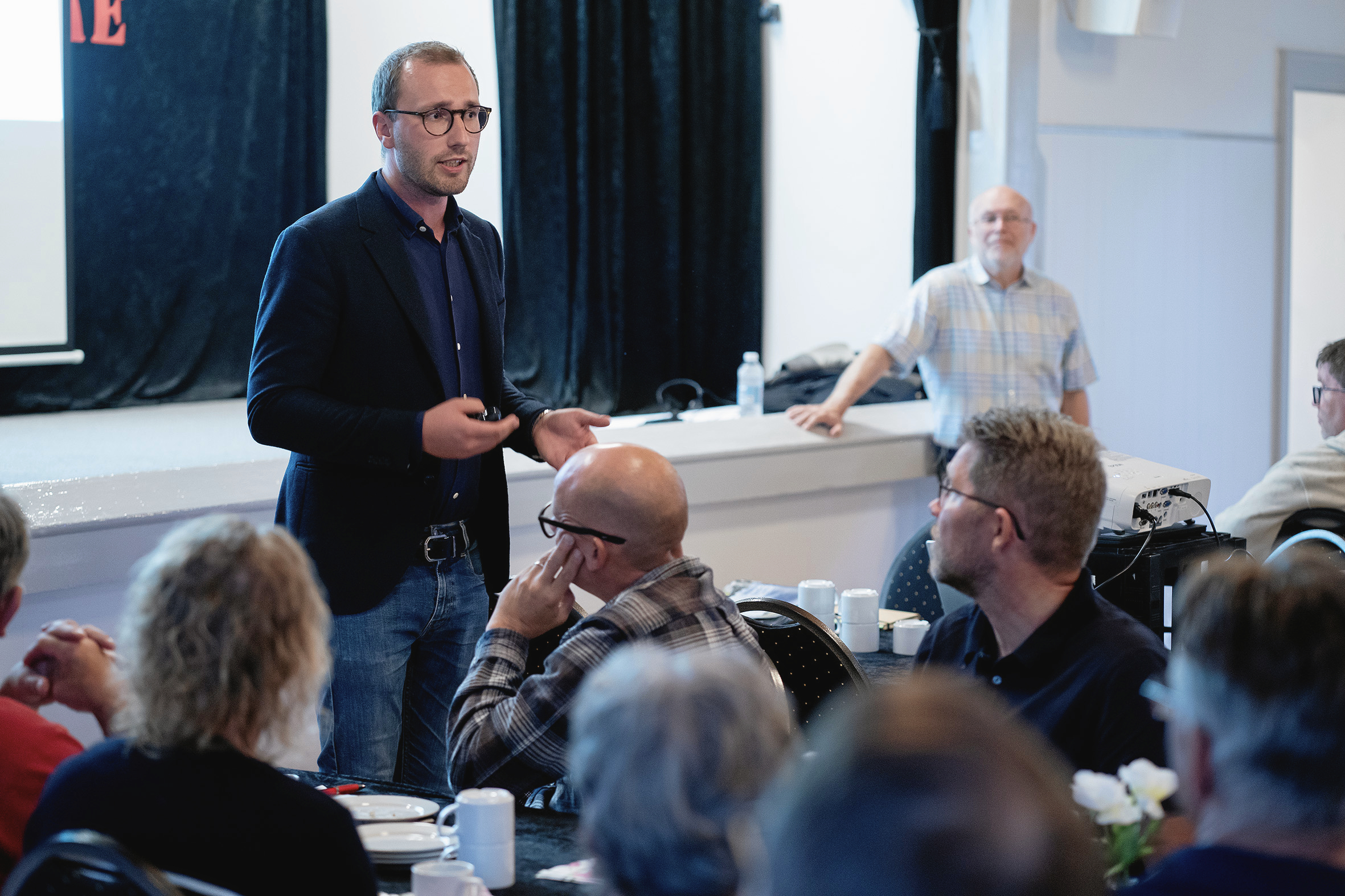 Hvorfor skal kæmpe el-master ødelægge vores smukke natur?, lød spørgsmålet til Energinets fire folk i felten.