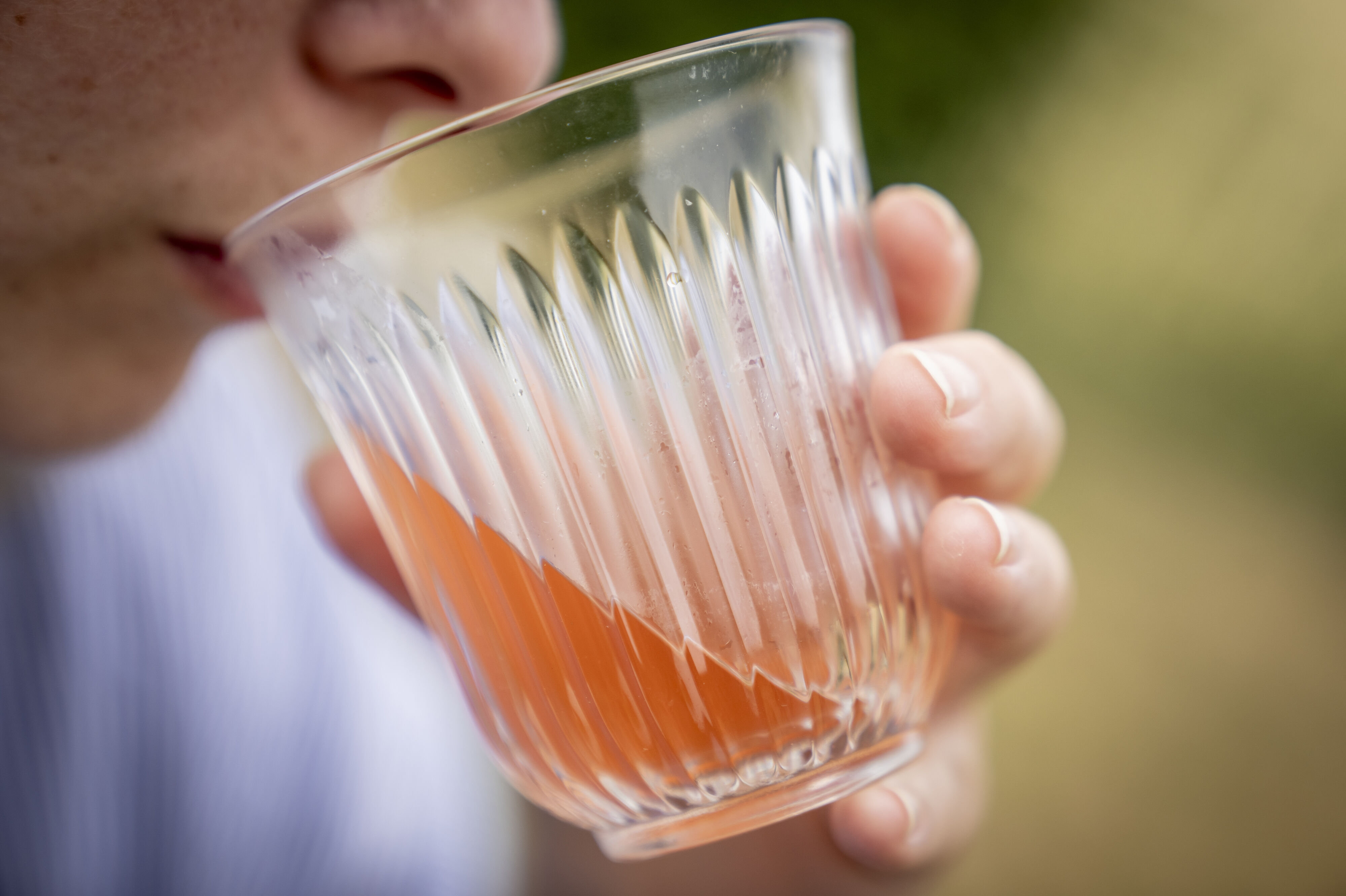 Vand skal være en naturlig del af fællesskabet hos børn og unge, mener ni organisationer, der nu vil forsøge at få flere til at bytte sodavand, energidrikke og saft ud med vand. (Arkivfoto).