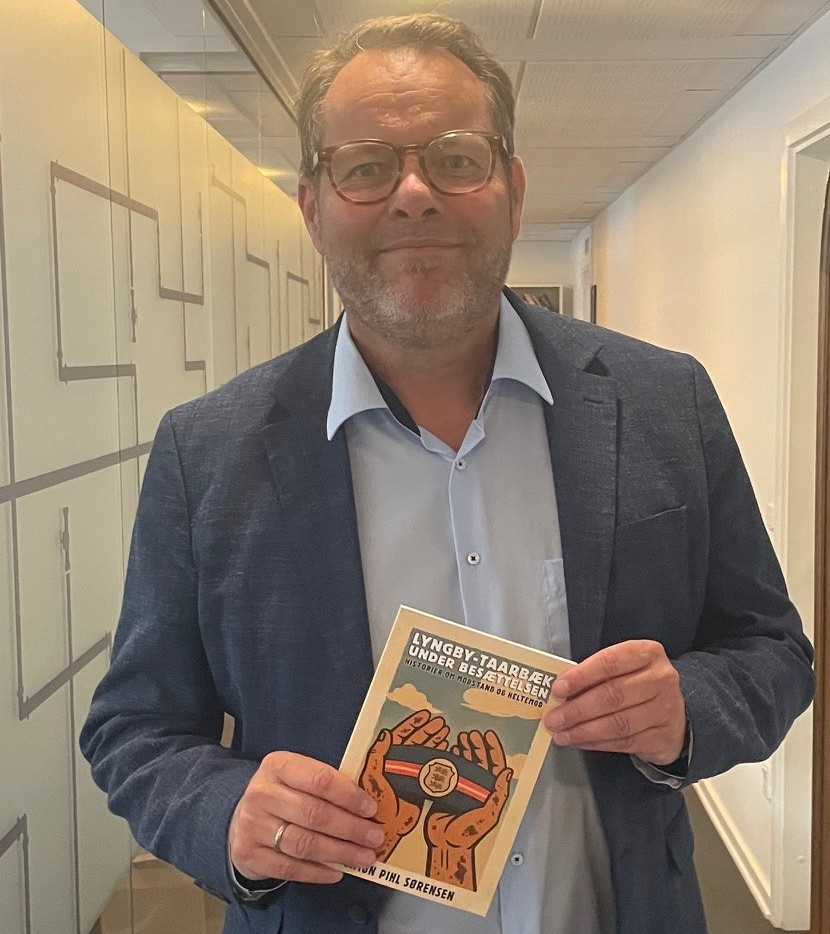 Viceborgmester Simon Pihl Sørensen taler om sin nye bog i Lyngby Idrætsby.