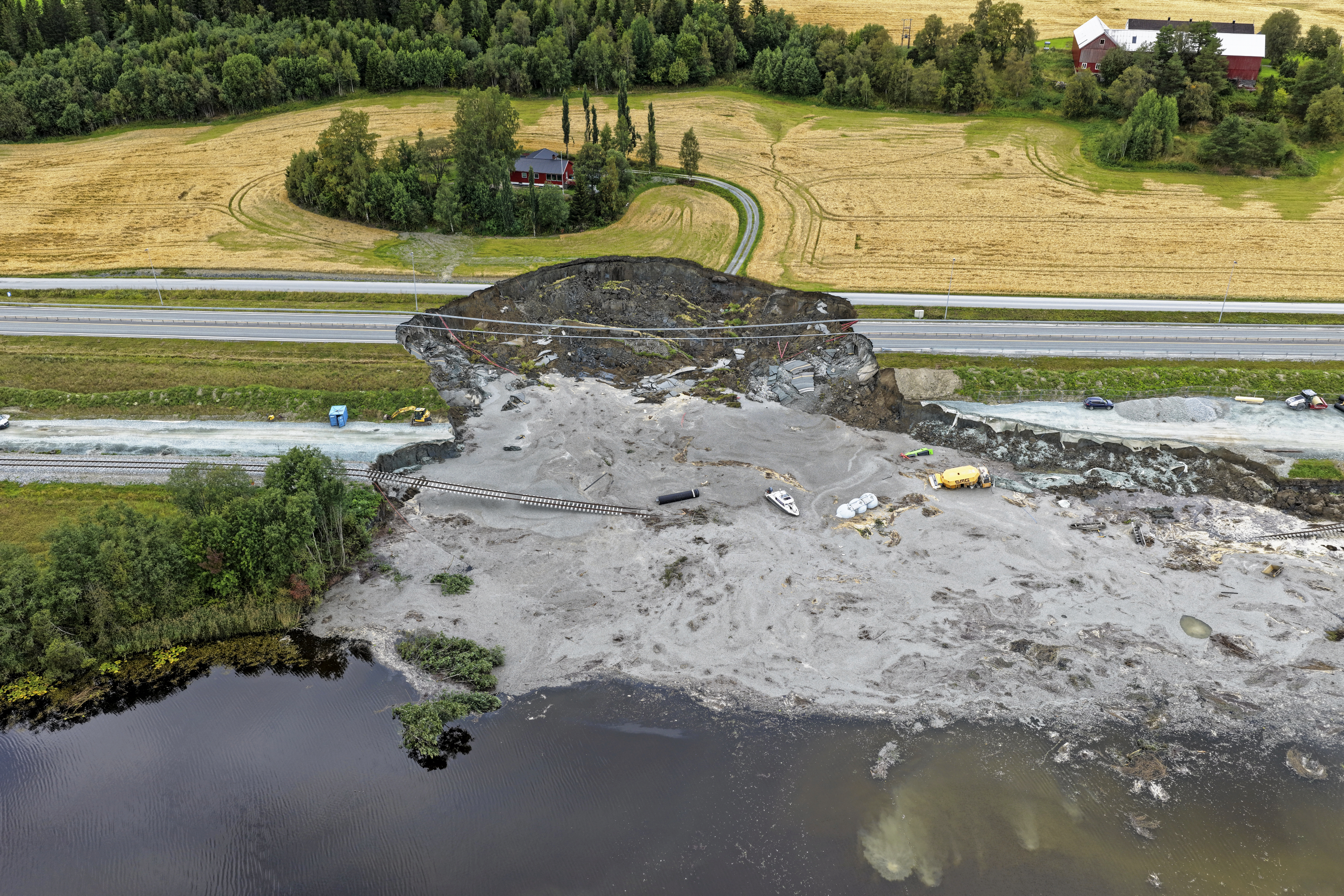 Voldsomt så det ud, da et jordskred lørdag fik jorden til at forsvinde under en norsk motorvej og jernbanestrækning. En dansk Niras-ansat, der arbejdede på stedet, savnes, og norsk politi har meldt ud, at de antager, at han er omkommet.