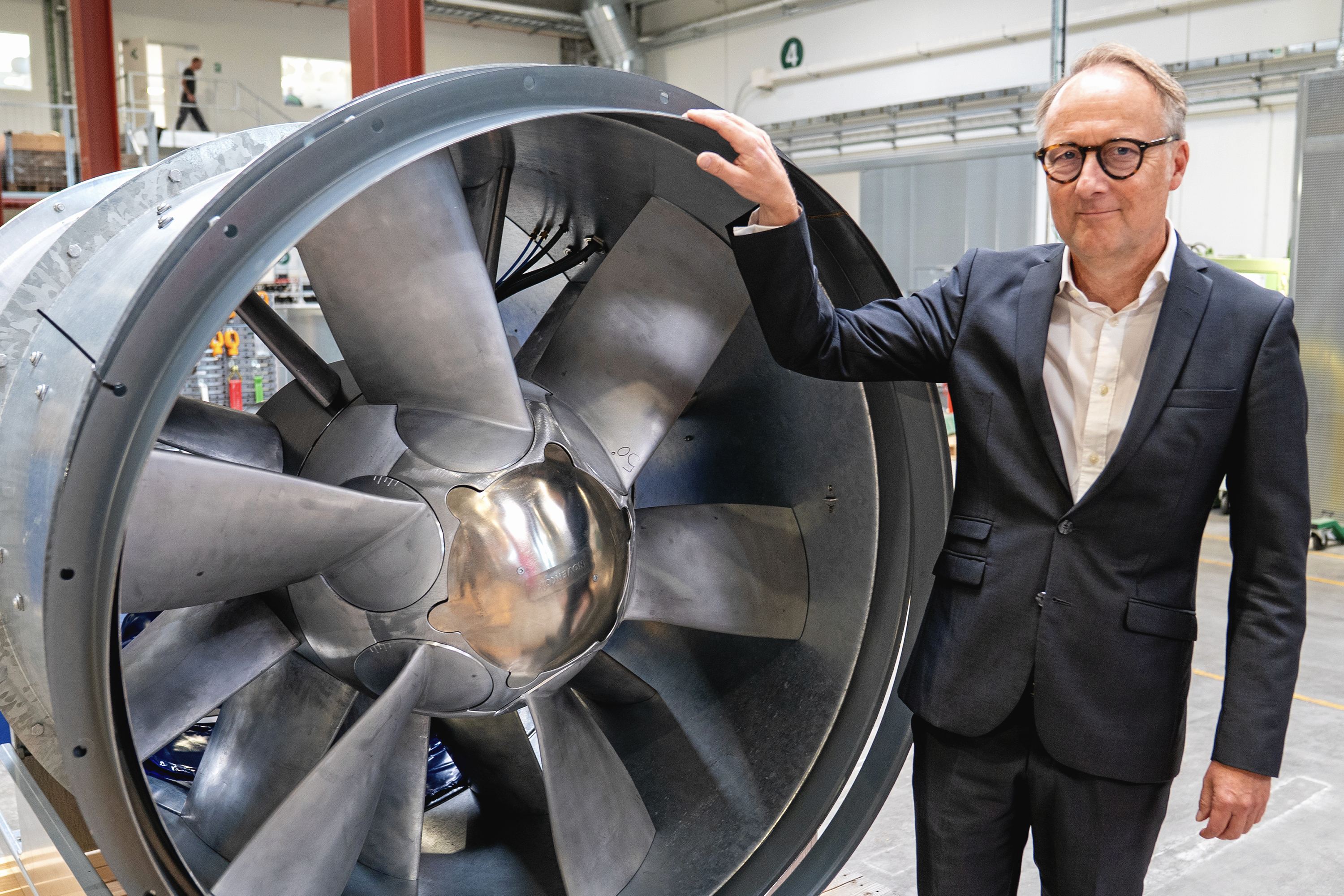 Lars Erik Knaack med en af de store Zerax-ventilatorer, som alle bygges på Novenco i Næstved, inden en stor del af dem sendes af sted til USA.
