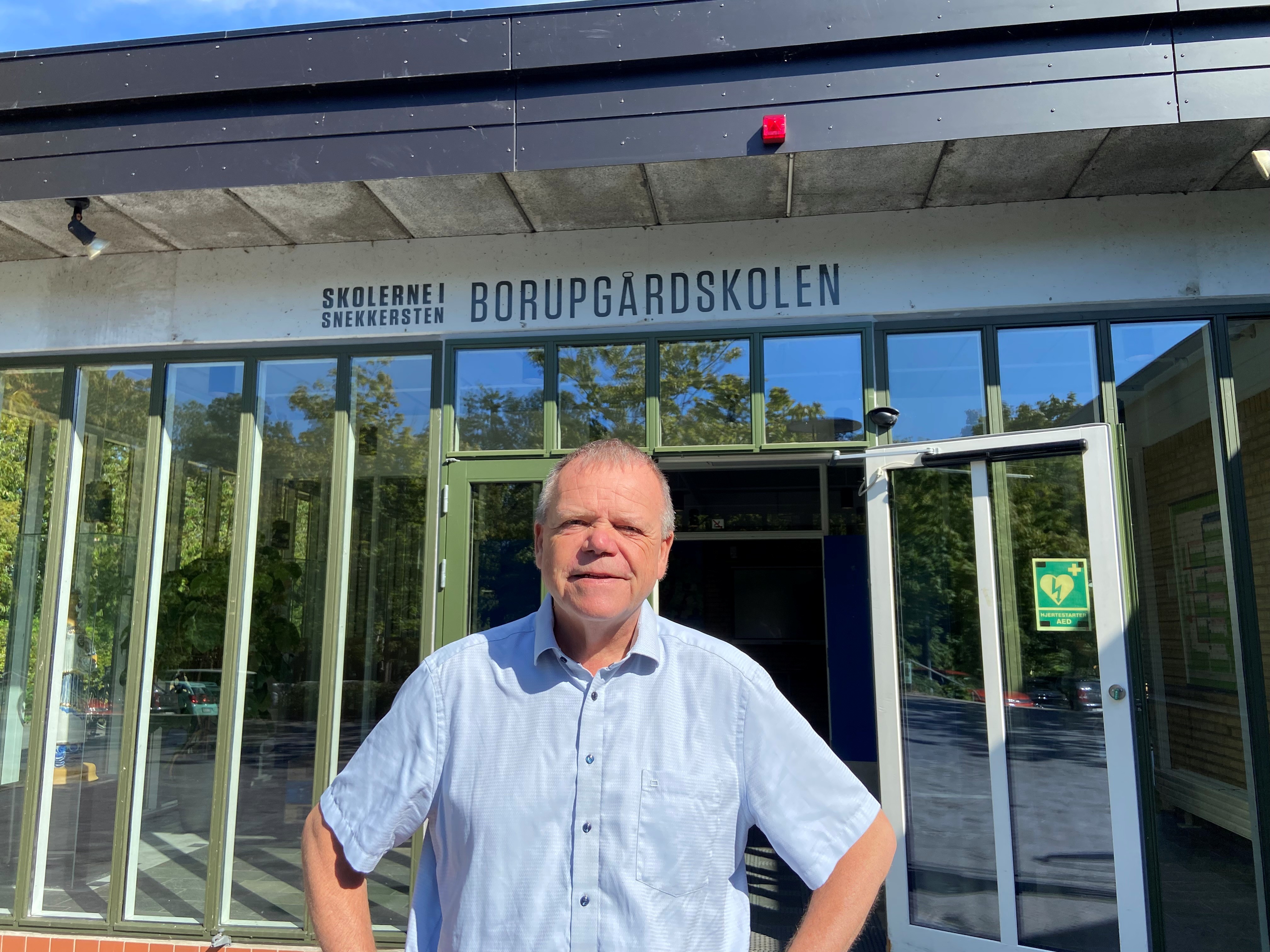 Andreas Elkjær er midlertidig skoleleder på Snekkersten Skole. En stilling han har måtte varetage længere end tiltænkt. Han er nemlig også leder på Espergærde Skole og kan derfor ikke være 100 procent til stede begge steder.