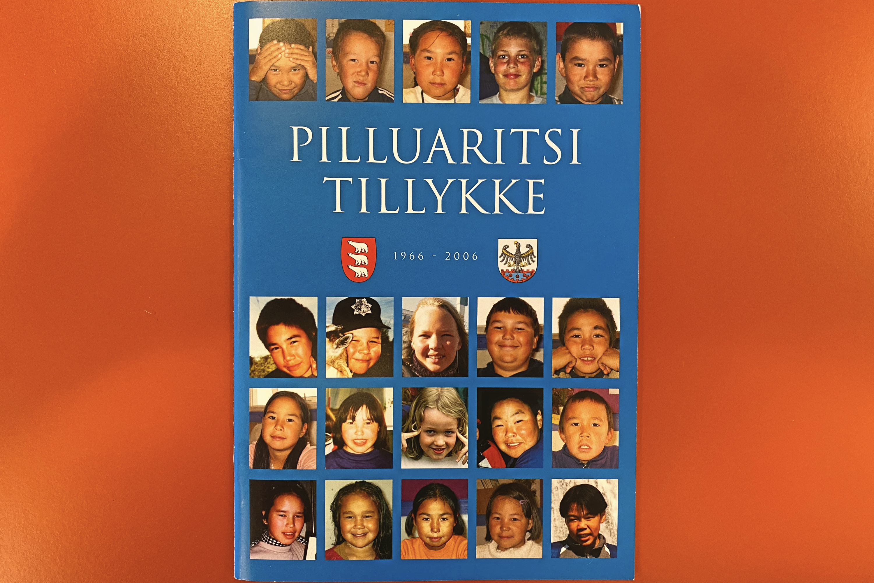 Til næste år er det 60 år siden, at Roskilde og Nanortalik i Grønland blev venskabsbyer. Billedet viser den bog, der blev udgivet ved 40-års jubilæet i 2006.