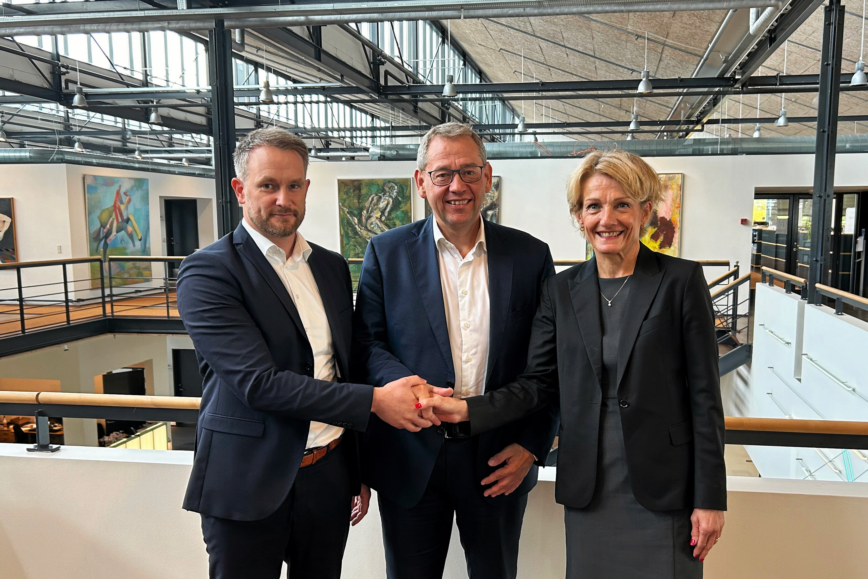 Der var store smil, da aftalen om friplejehjemmet blev indgået i 2024 på Allerød Rådhus. Fra venstre er det den i dag tidligere projektudviklingschef Kasper Lindgren fra PensionDanmark, daværende borgmester Karsten Längerich (V) og administrerende direktør i Diakonissestiftelsen, Anette Christoffersen.