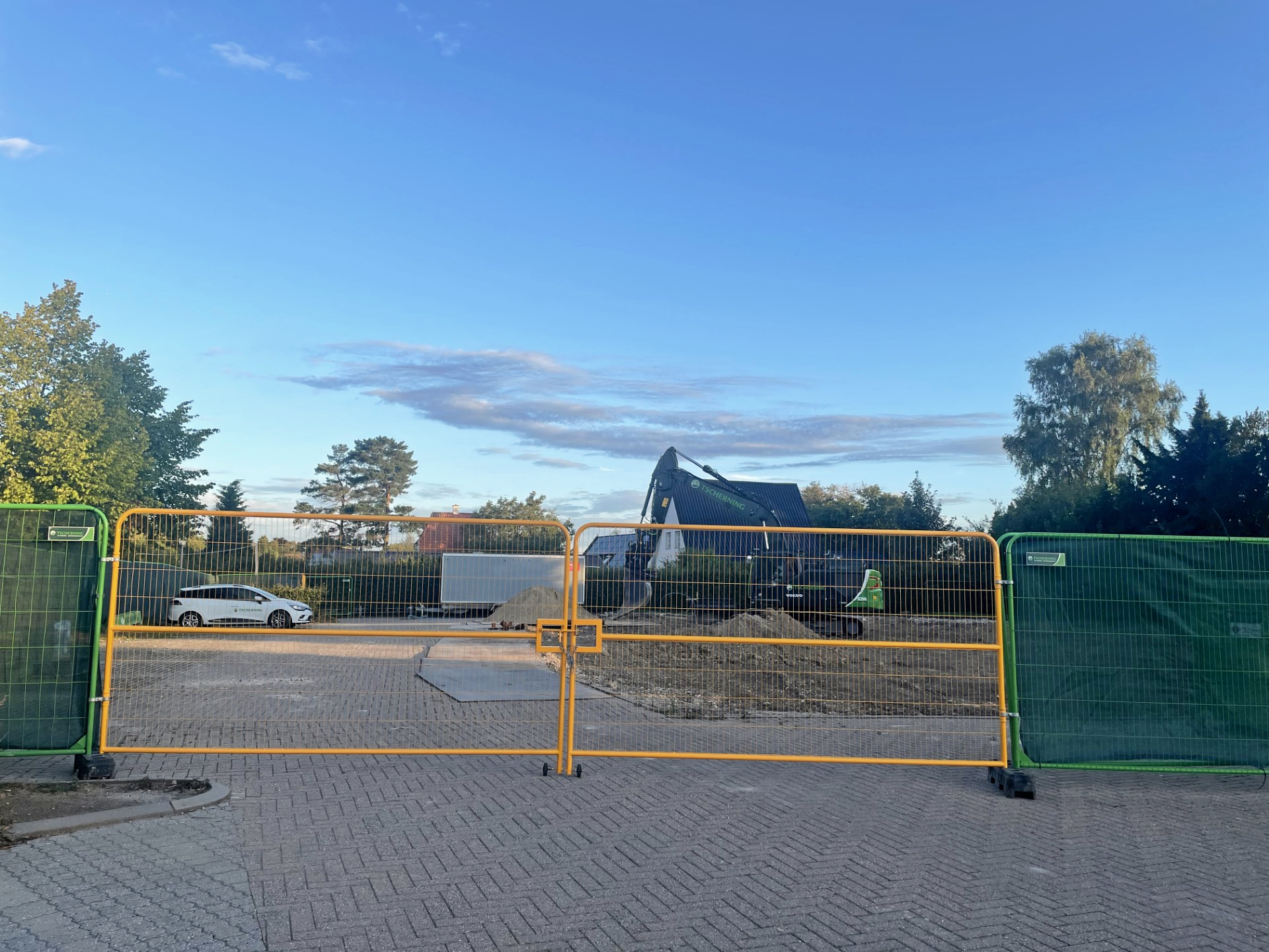 Arbejdet med at anlægge nye parkeringspladser på grunden, hvor Centerhallen lå, kan nu gå i gang.
