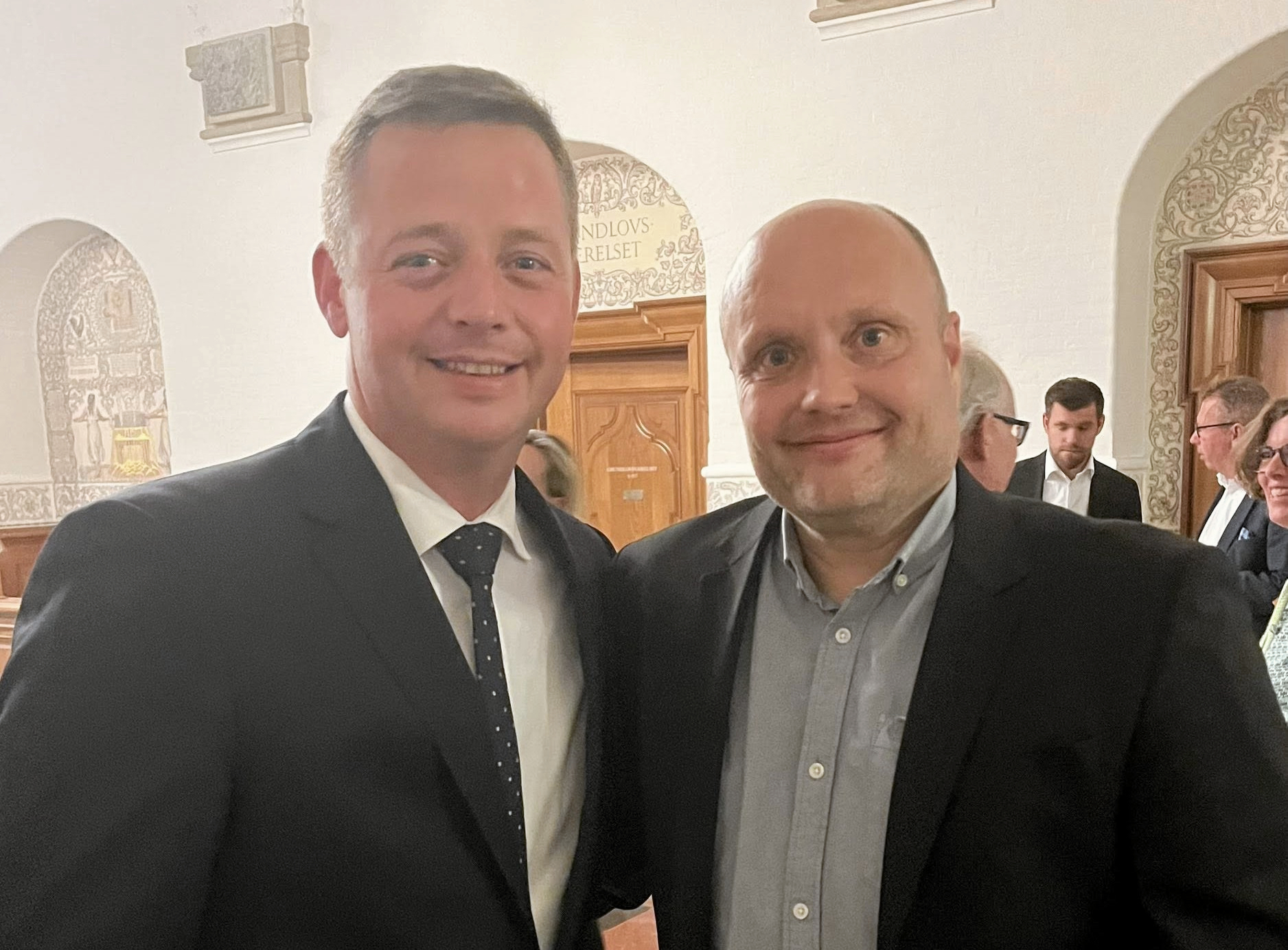 Kenneth Sørensen og transportminister Thomas Danielsen på Christiansborg.