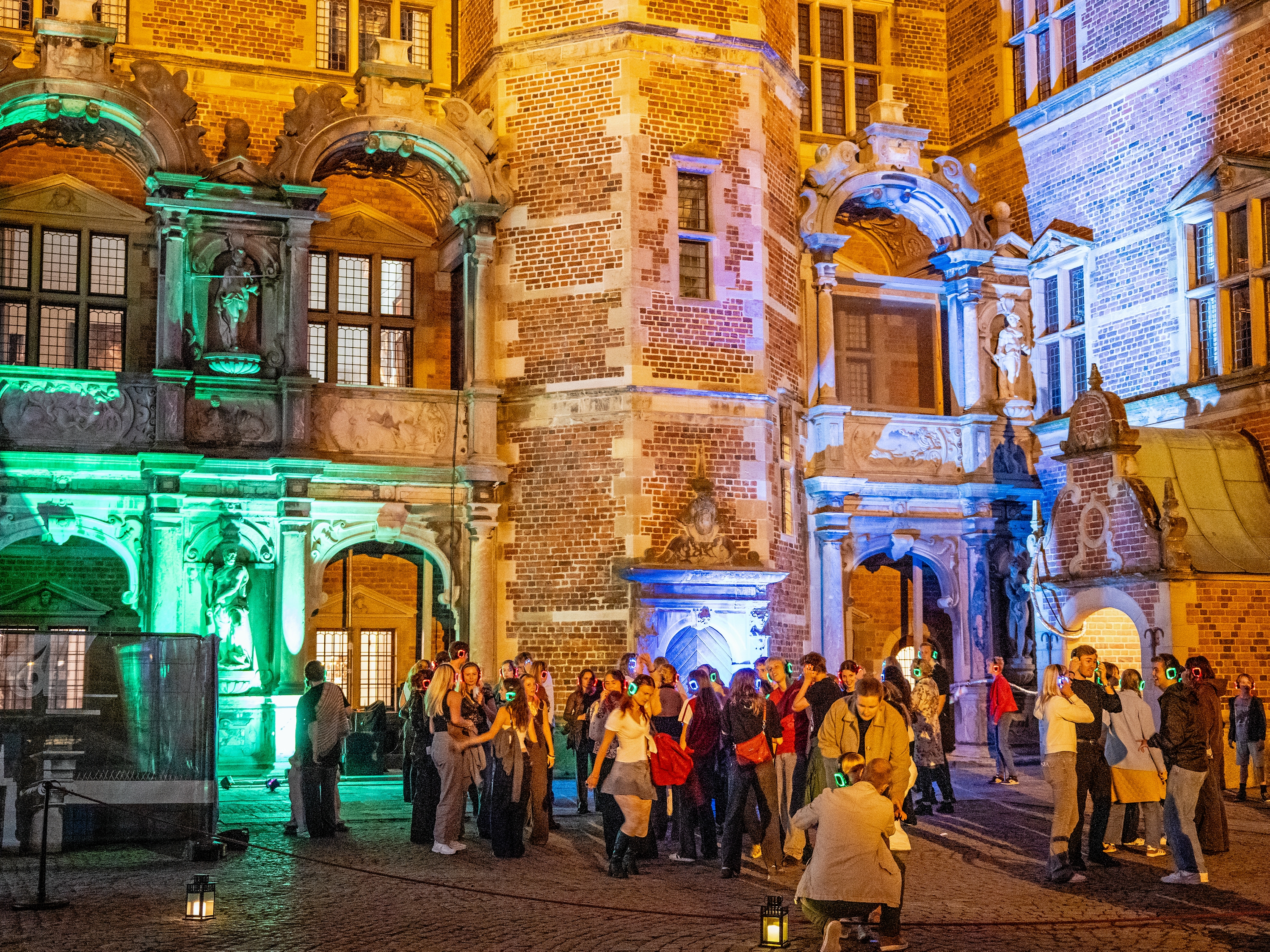 I slotsgården ved Frederiksborg var der silent disco, hvor kun dem med hovedtelefoner på kunne høre dj'ens musik. - Ann Jørgensen/Hillerød Byforum I slotsgården ved Frederiksborg var der silent disco, hvor kun dem med hovedtelefoner på kunne høre dj'ens musik.