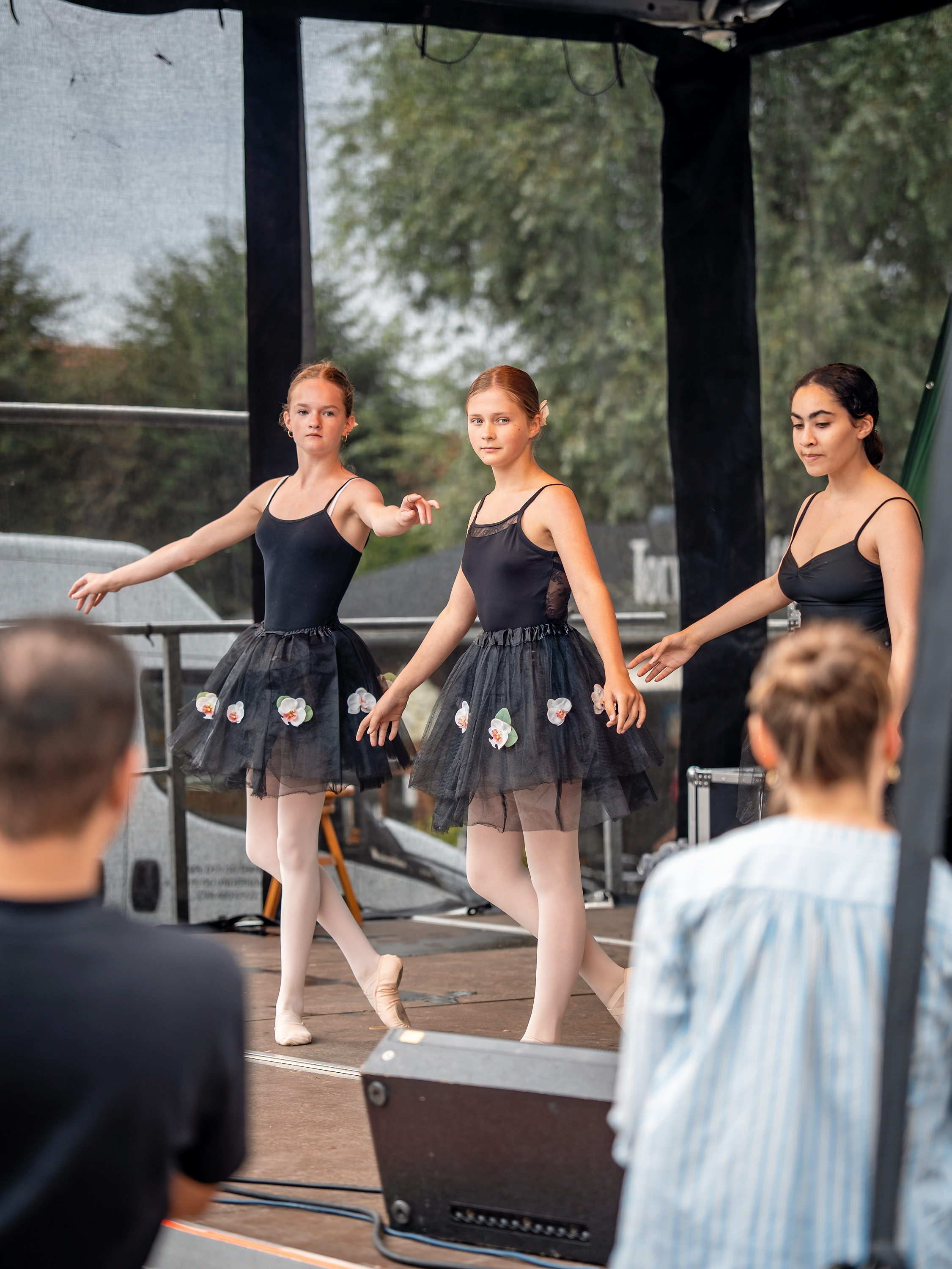 Balletdansere optrådte flere steder i byen. - Ann Jørgensen/Hillerød Byforum Balletdansere optrådte flere steder i byen.
