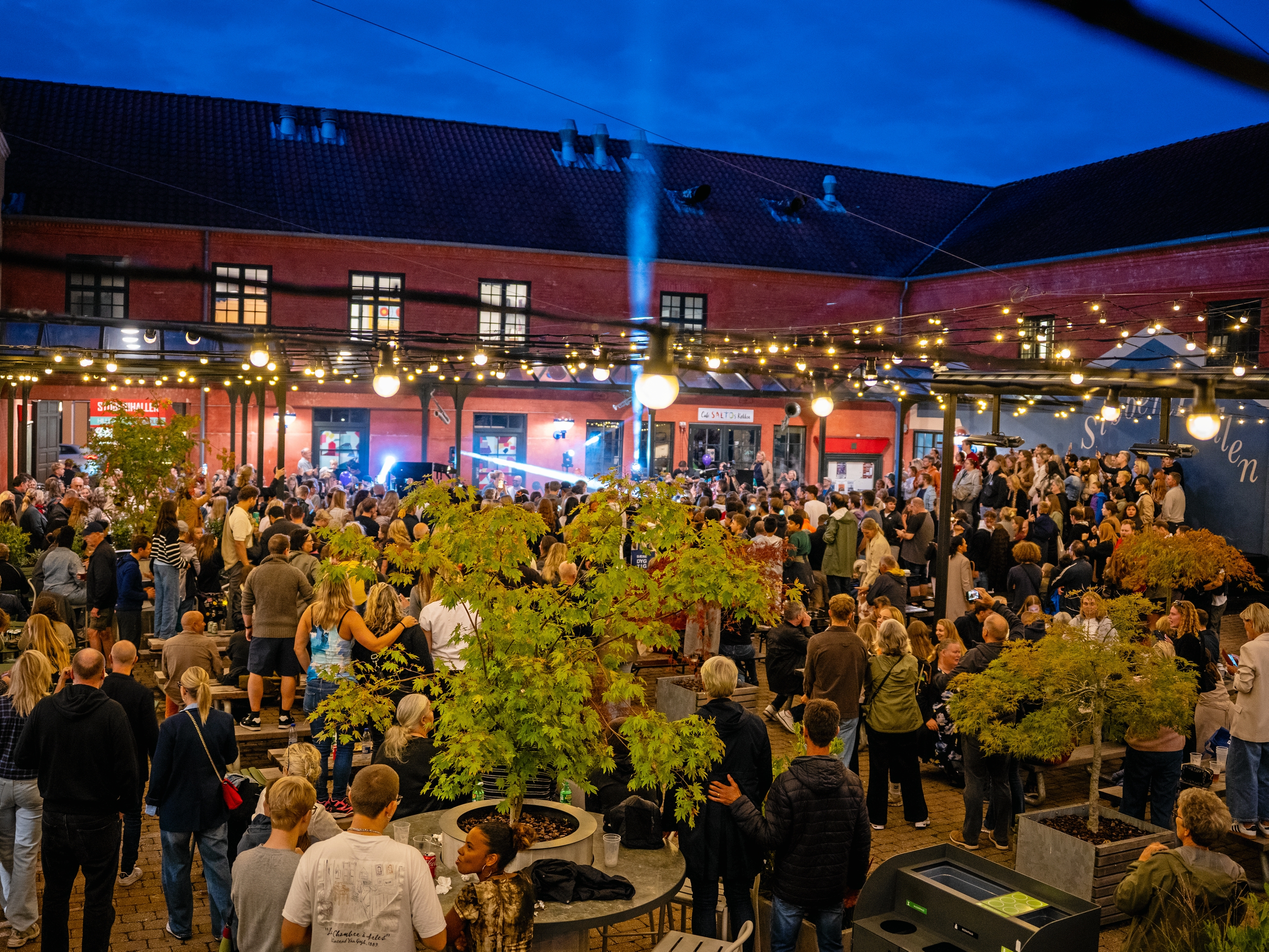 Der var musik og underholdning i gården ved Støberihallen. - Ann Jørgensen/Hillerød Byforum Der var musik og underholdning i gården ved Støberihallen.