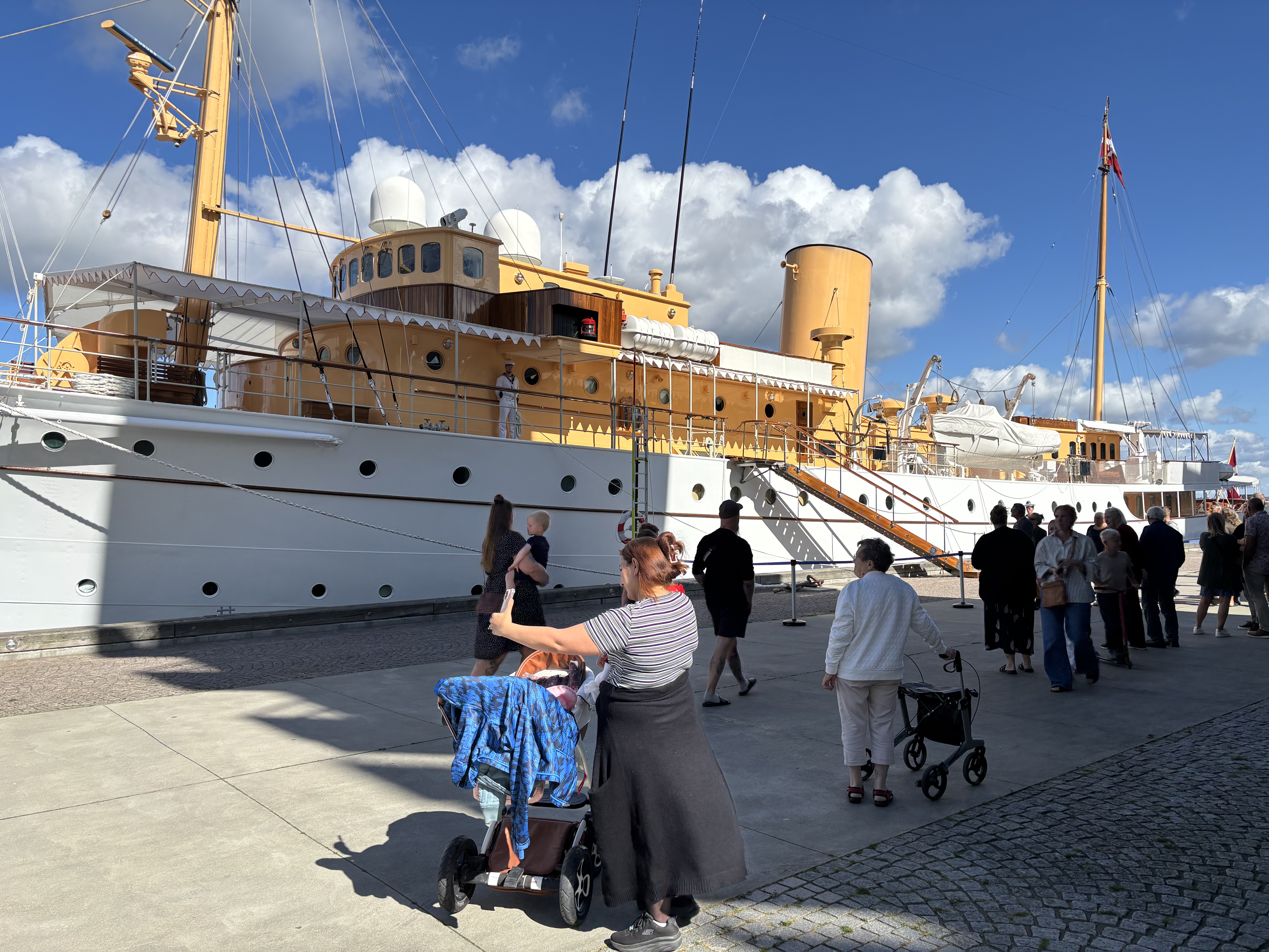 I september sidste år fik Holbæk Havn besøg af Kongeskibet Dannebrog. Til sommer vender det tilbage.