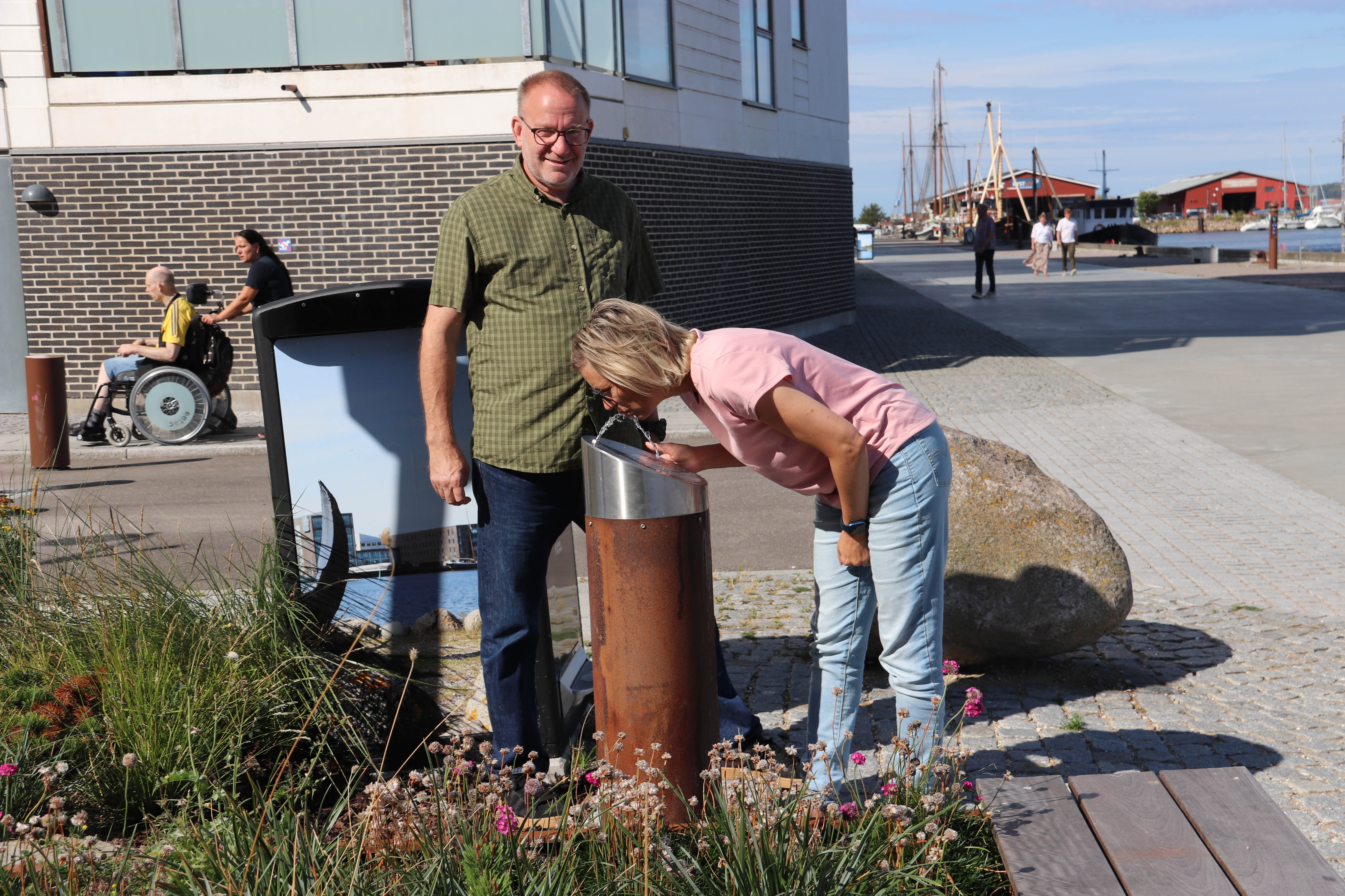Thomas Friis Jørgensen og Pia Rosendal Jørgensen fra Fokdal Springvand tester drikkevandet ved Krags Brygge.