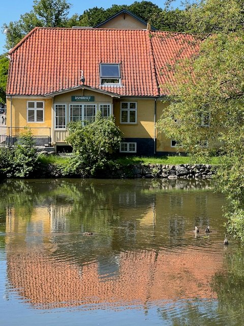 Charlotte Farup Ohrt står Dharma-huset, der åbner i Damhuset.