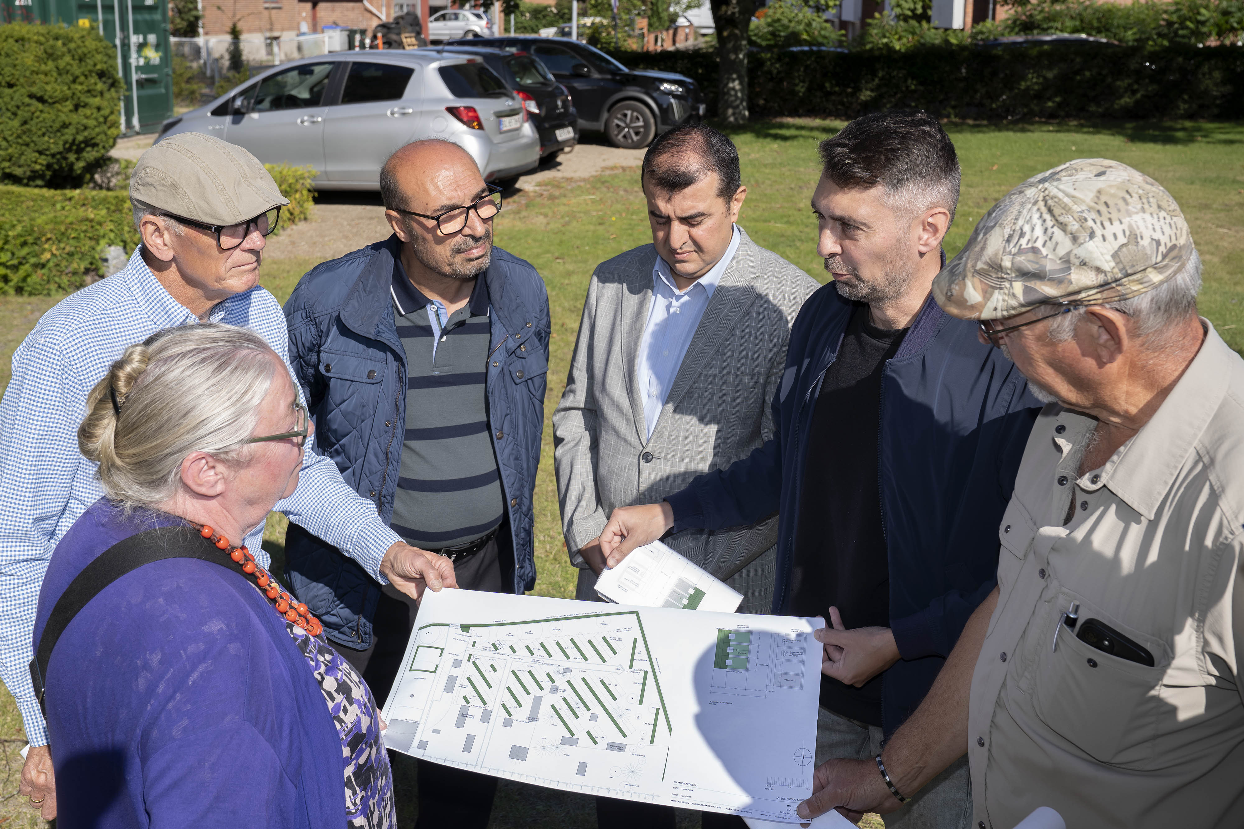 Kirken og de lokale muslimer er gået sammen om at dele pladsen på kirkegården.