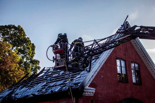 Brandfolk måtte igen forbi Fortunen i weekenden. Ilden har næsten gjort has på hele bygningen. - Bjørn Nielsen, bpn-foto.dk Brandfolk måtte igen forbi Fortunen i weekenden. Ilden har næsten gjort has på hele bygningen.