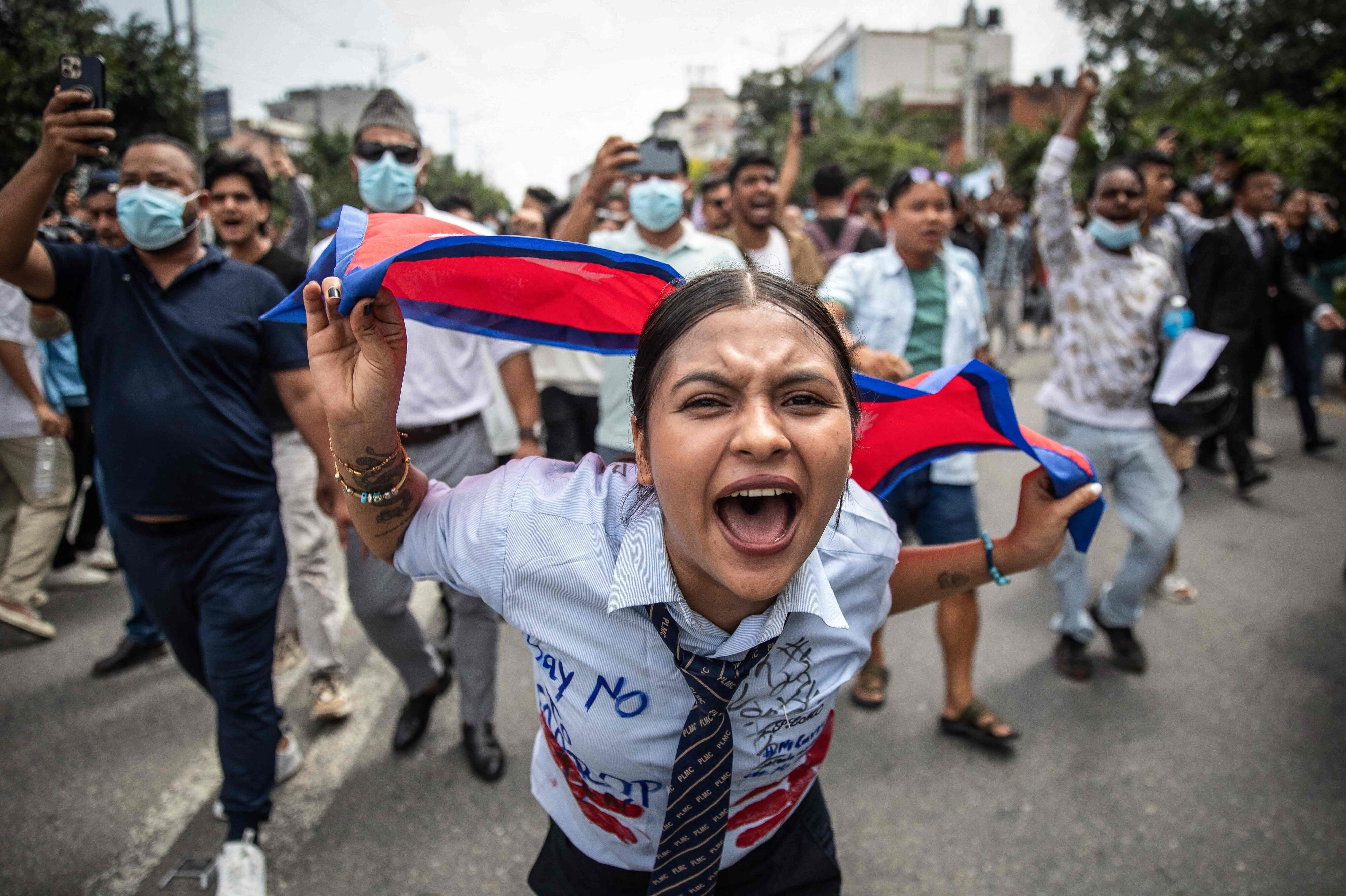 Billede fra mandag af demonstranter i Nepals hovedstad, Kathmandu. De demonstrerede mod korruption og begrænsninger på adgangen til sociale medier i landet.