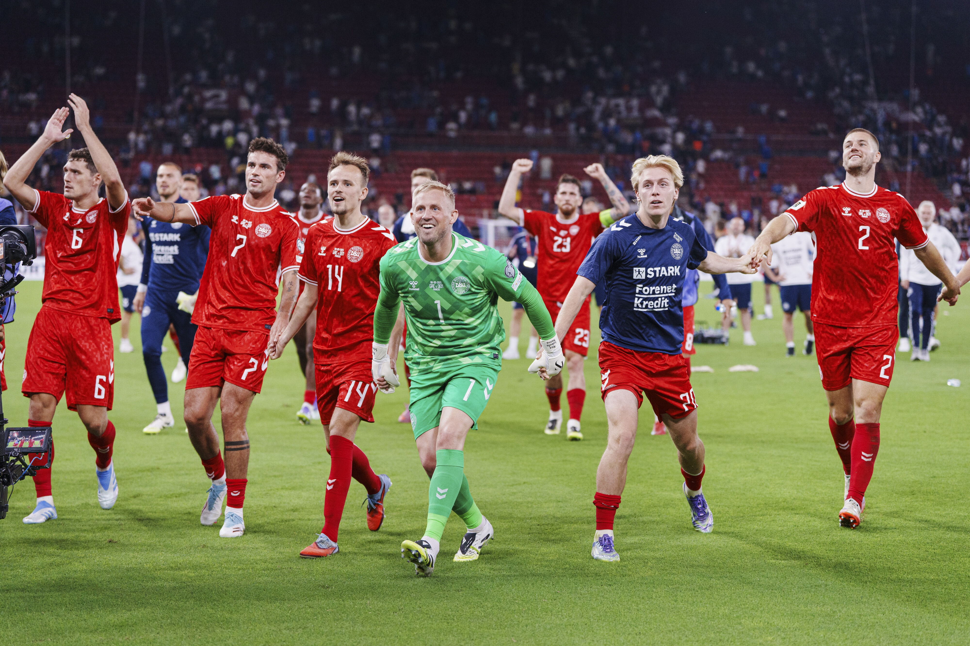 Fodboldlandsholdet blev hyldet af cirka 1400 medrejsende fans efter mandagens triumf i Athen.