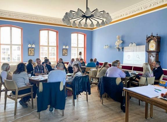 Billedet er fra et temamøde på Stubbekøbing Rådhus, hvor opgaveudvalget havde inviteret samarbejdspartnere til at drøfte det gode samarbejde mellem civilsamfund og kommune.