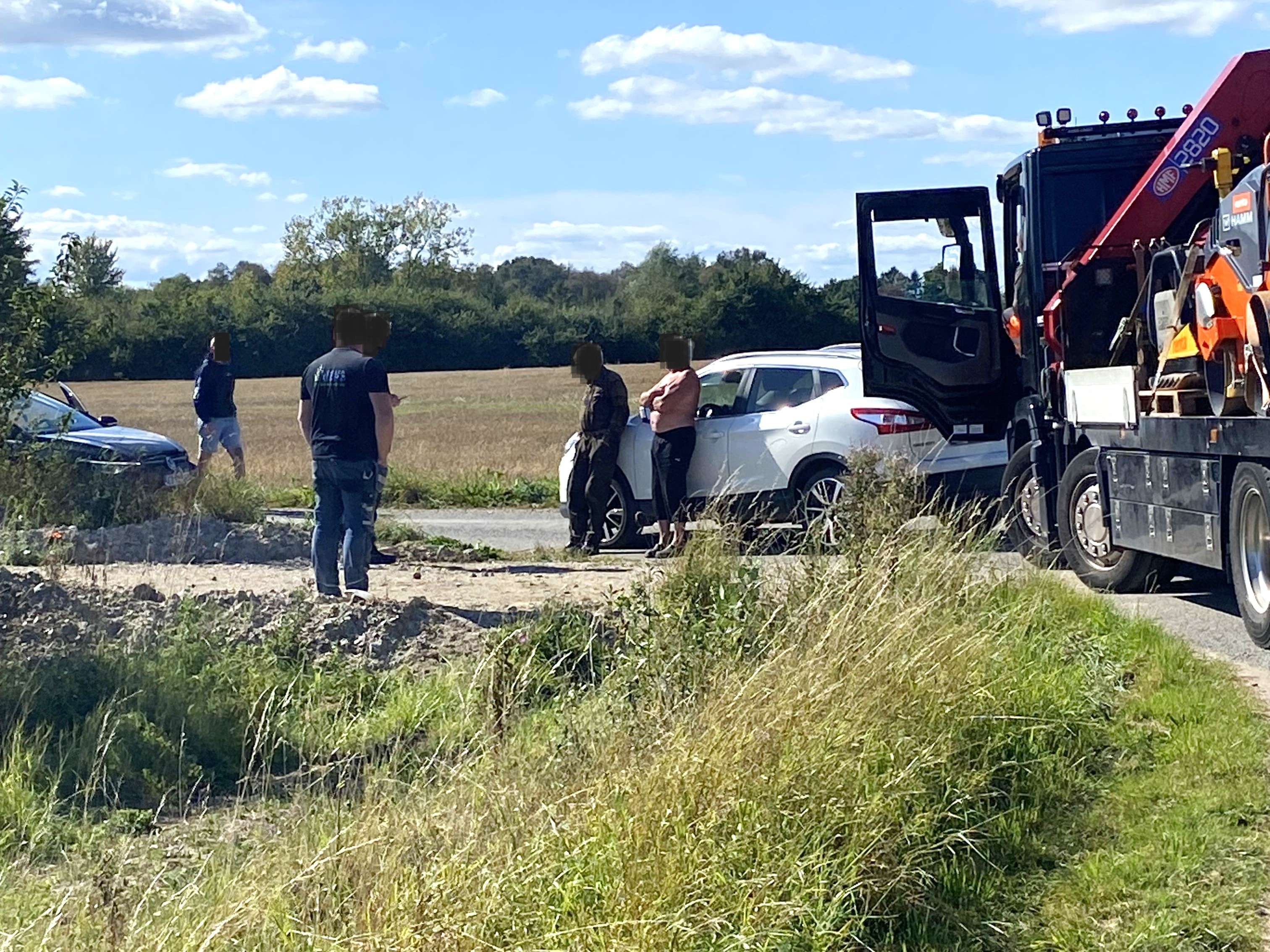 Søndag havde nogle beboere fået nok af den gennemkørende trafik på Bøstofte og spærrede ulovligt vejen med deres biler, så naboer og en lastbil ikke kunne køre videre.