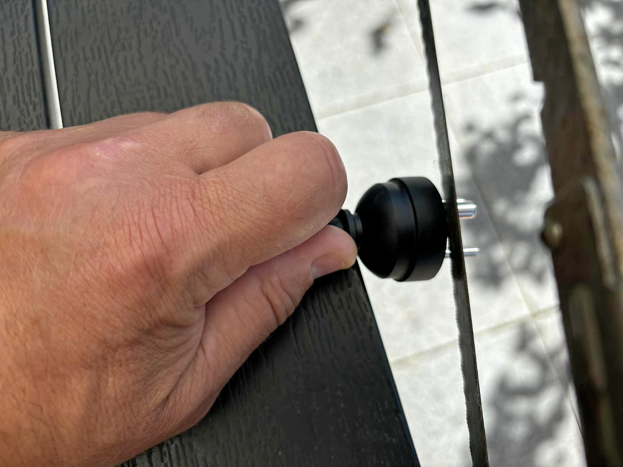 Du bør ikke fjerne det ene ben på et trebenet stik. Men der er andre muligheder, hvis du vil lave det om til et tobenet stik.