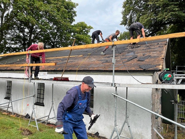 Beboerne er gået sammen om at renovere forsamlingshuset.