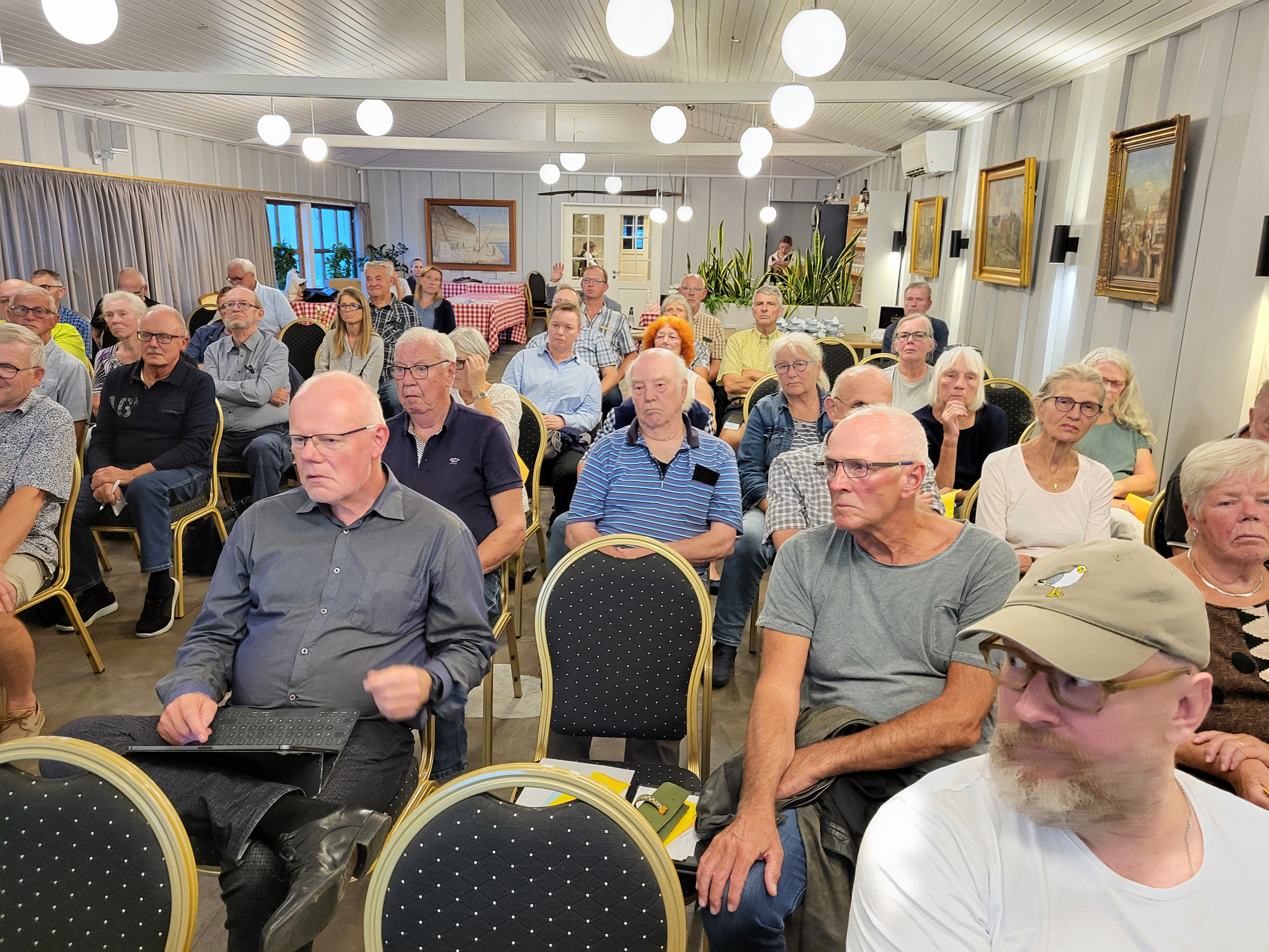 Foreningen Sydstevns Energifællesskab og andelsselskabet Sydstevns Energifællesskab holdt ekstraordinære generalforsamlinger tirsdag aften.