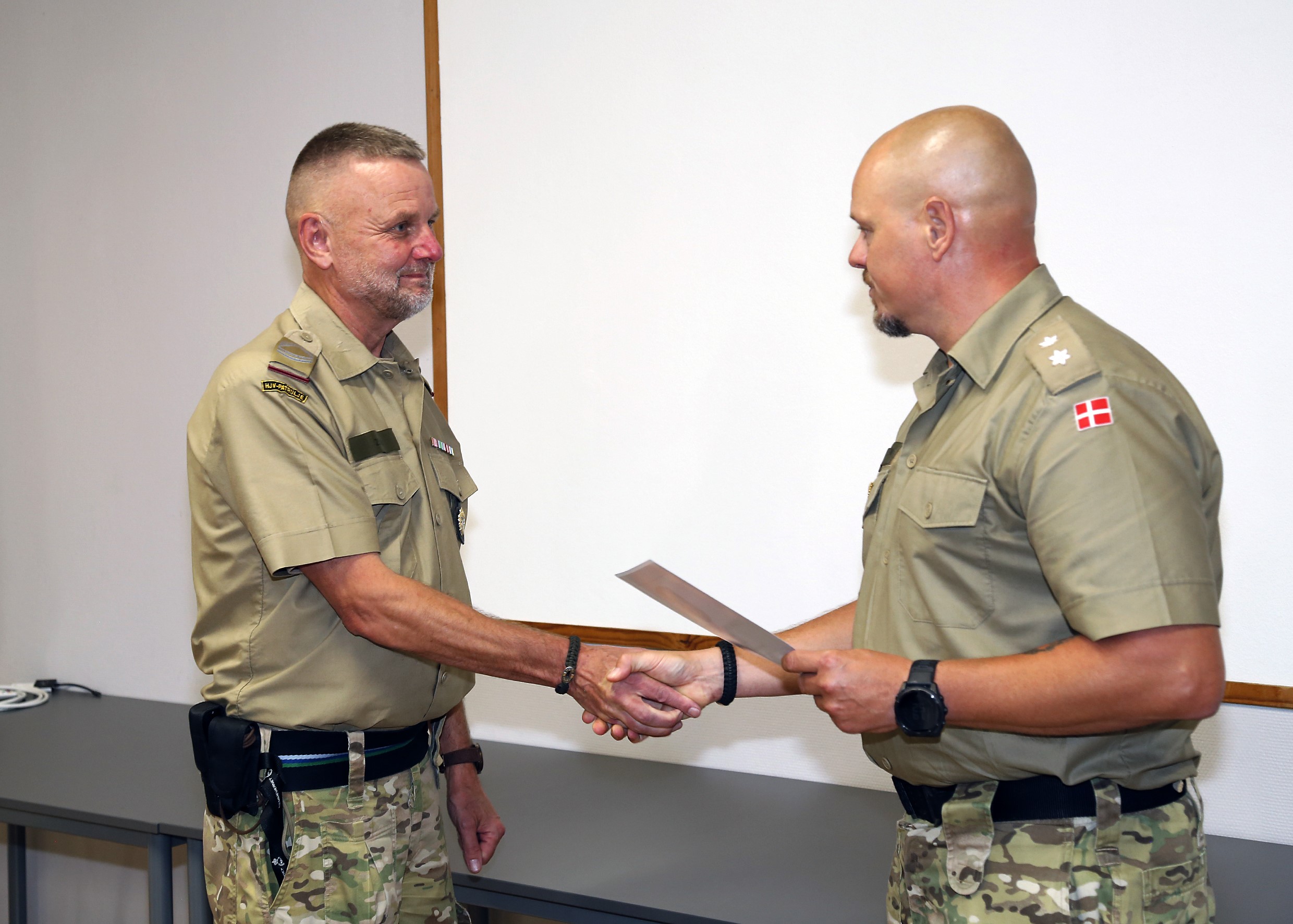 Kristian Kirsch Bentsen overrakte Commanders Coin som anerkendelse af Leo Olsens indsats.