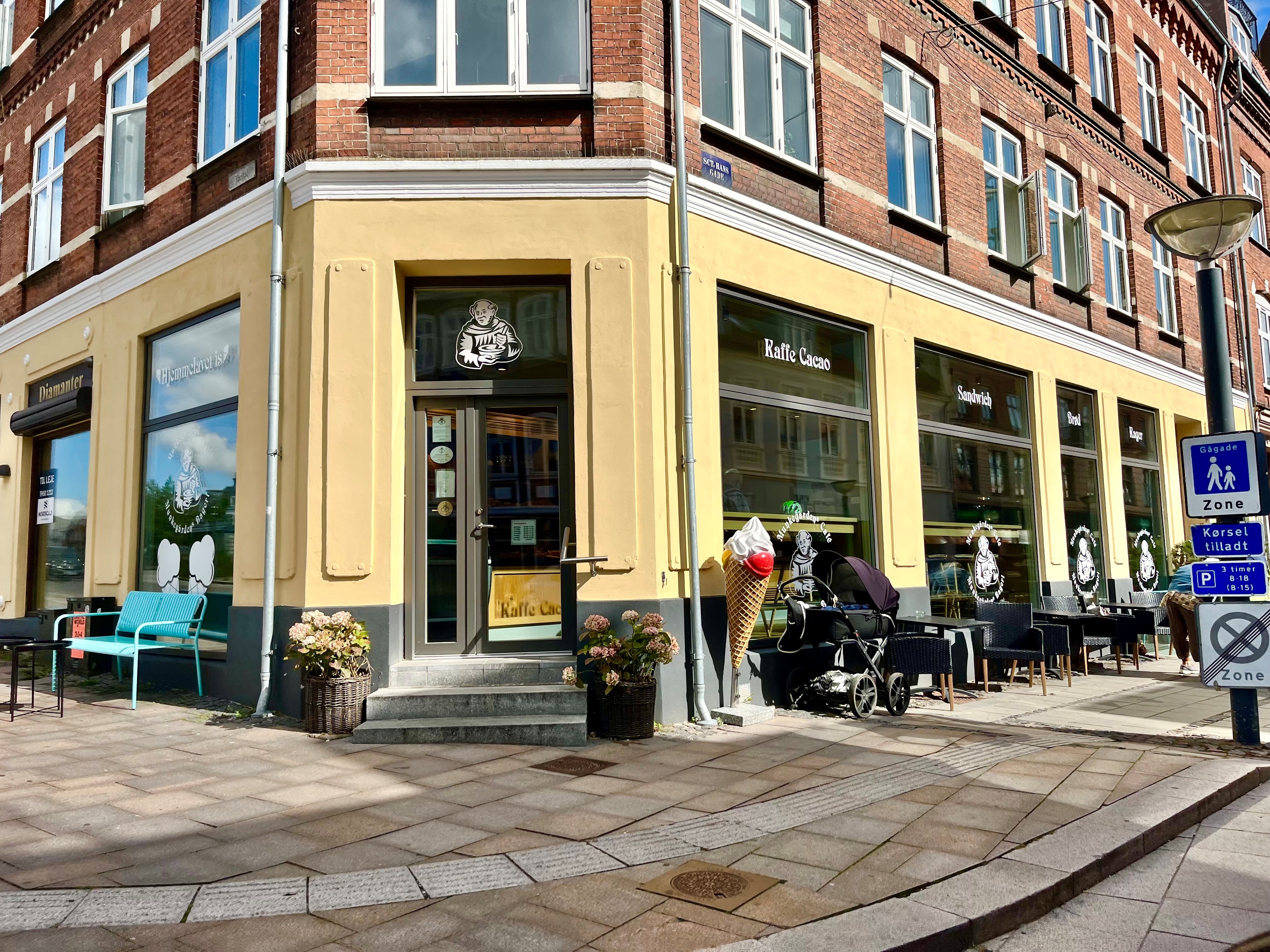 Caféen forklarede til Fødevarestyrelsen, at de blev nødt til at holde dørene åbne på grund af sommervarmen.