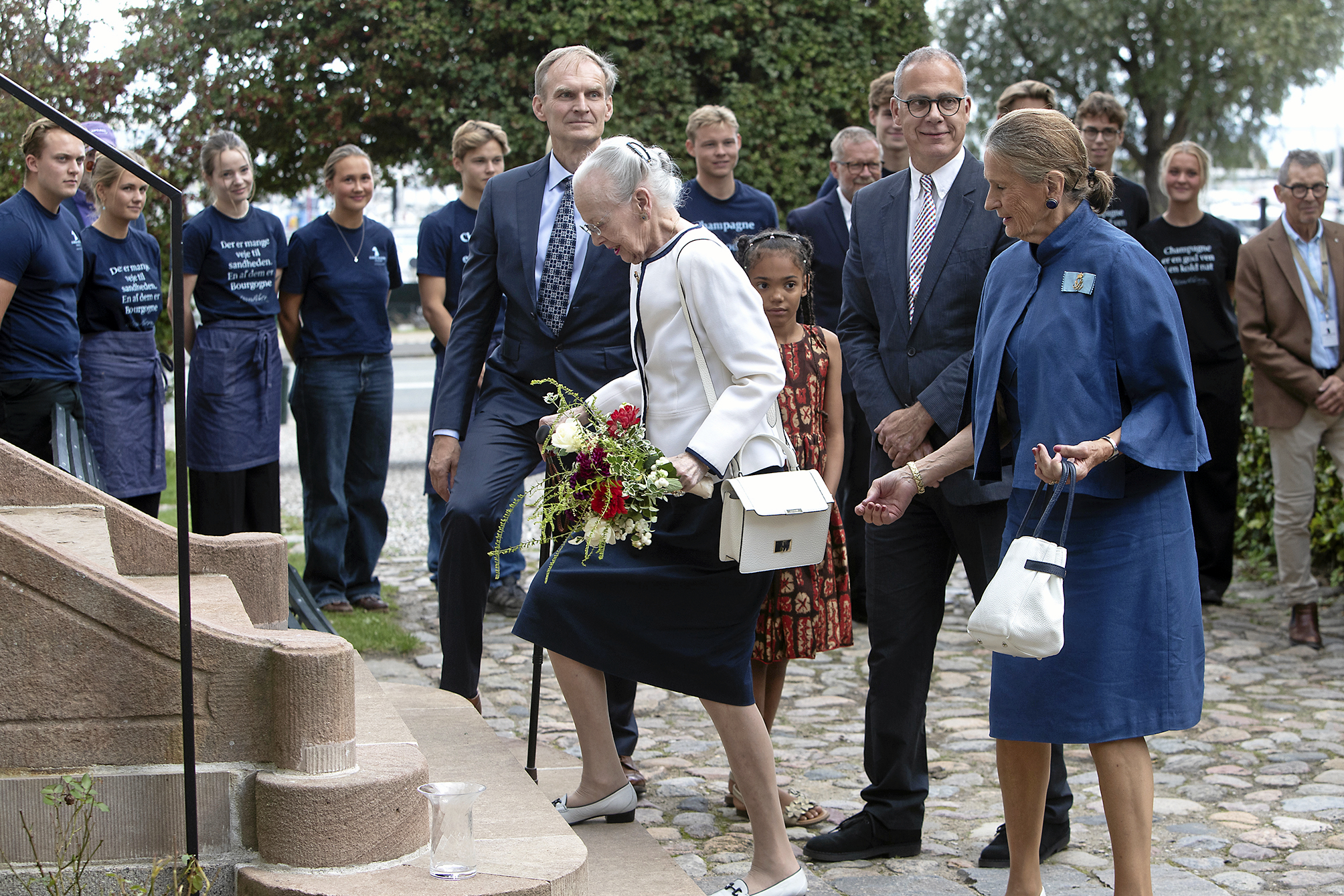 Dronning Margrethe ved ankomsten til Rungstedlund i 2025, hvor hun overrakte årets Rungstedlundprisen til forfatter Ida Jessen.