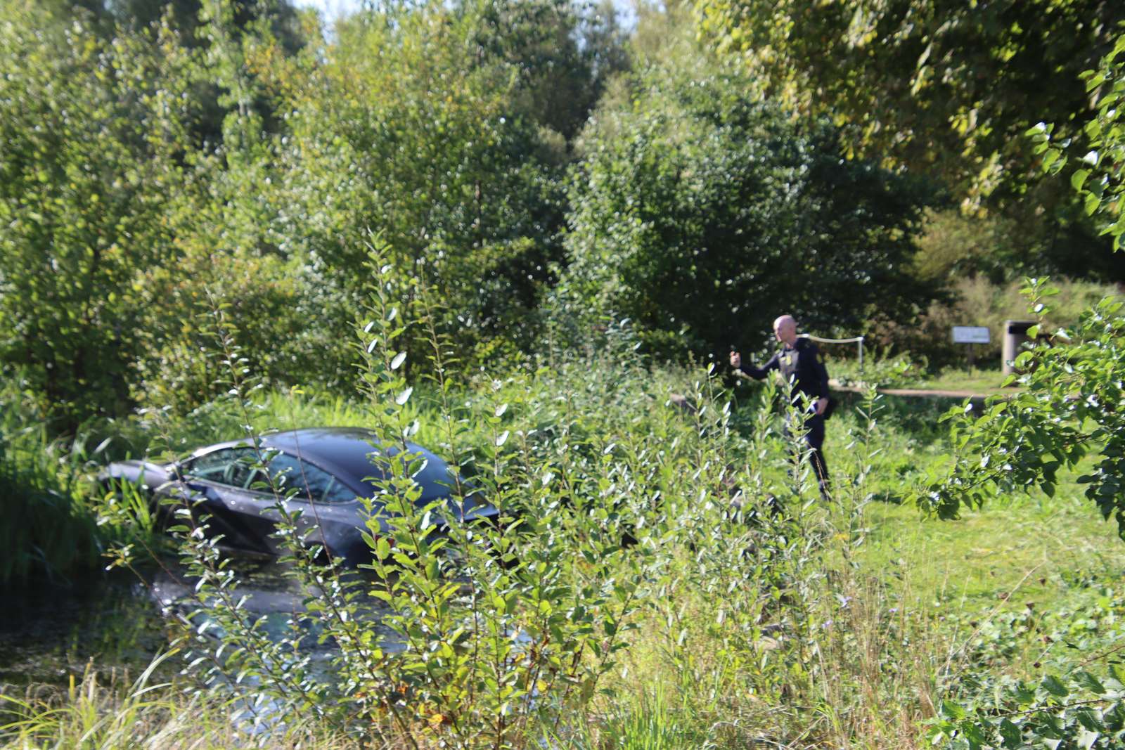 Ved en lille mose ved Mosegårdvej i Gentofte er en Tesla endt i vandet.