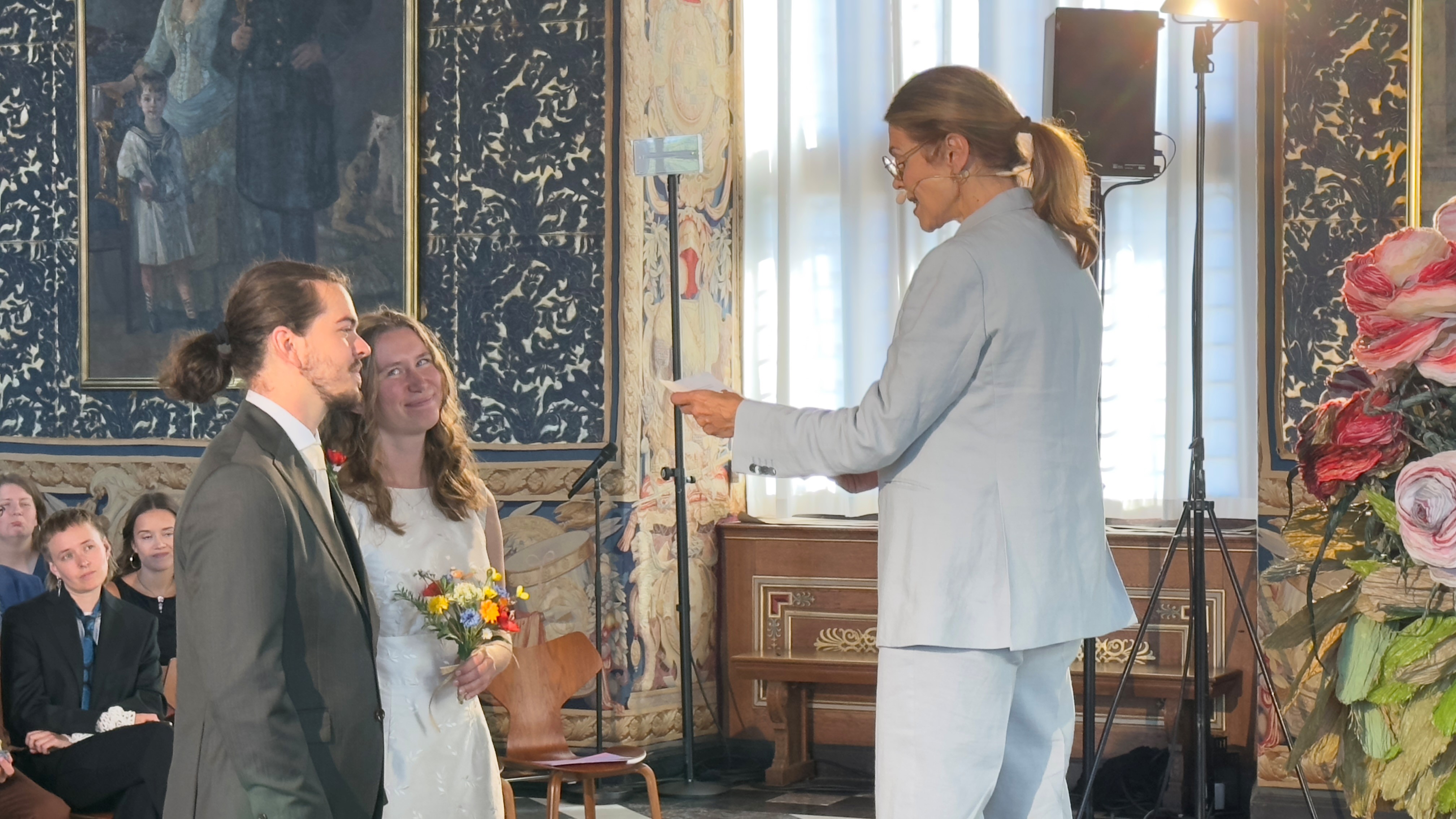 Med en god portion humor og en masse gode råd holdt Ellen Hillingsø 'kærlighedstalen' for de fem brudepar i Riddersalen på Frederiksborg Slot. Her er det Karoline og Sofus.