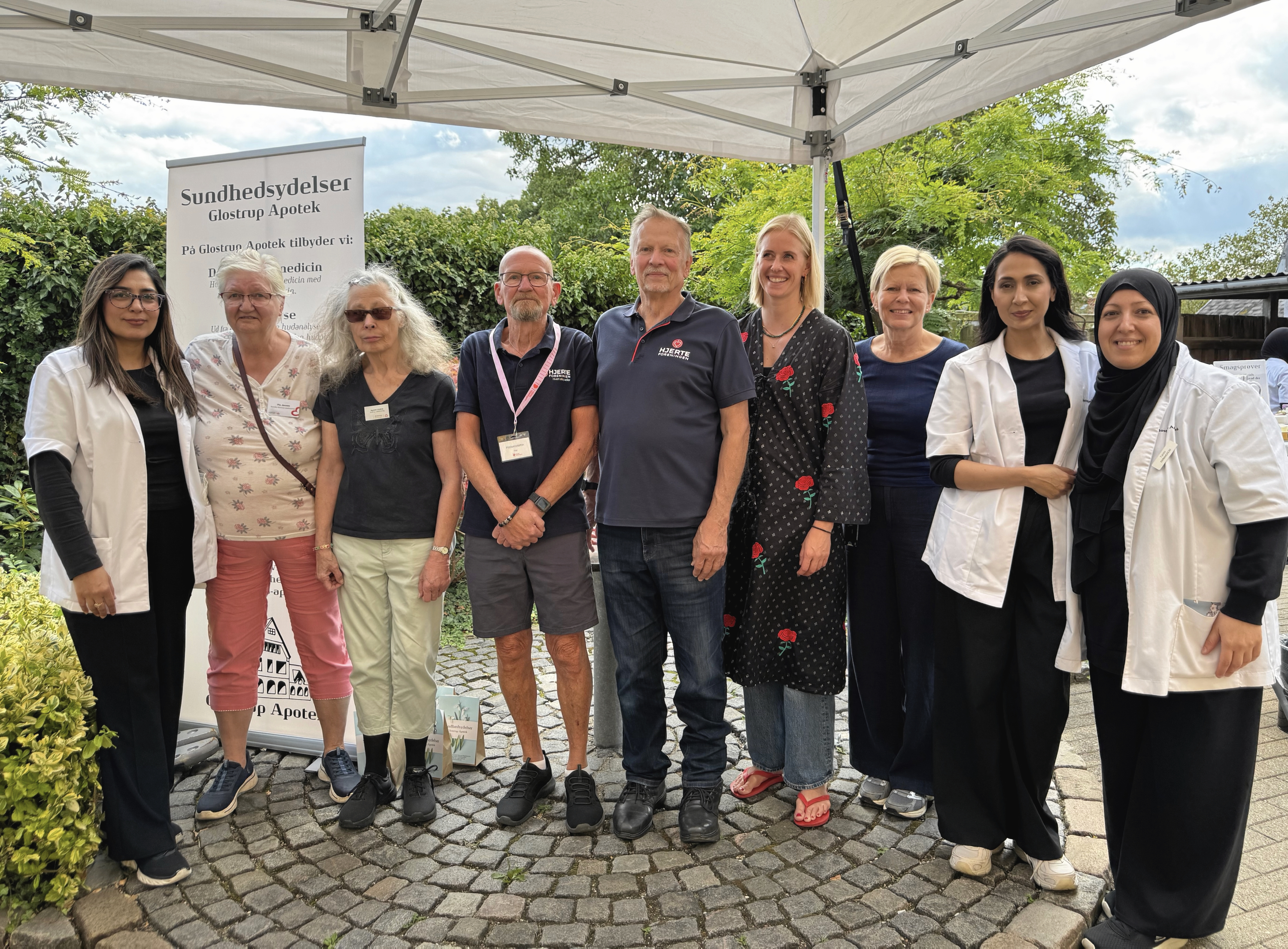 Det var et stærkt hold fra Glostrup Apotek, Glostrup Kommune, Diabetesforeningen og Hjerteforeningen, der mødte de besøgende til sundhedsdag i gårdhaven bag apoteket.