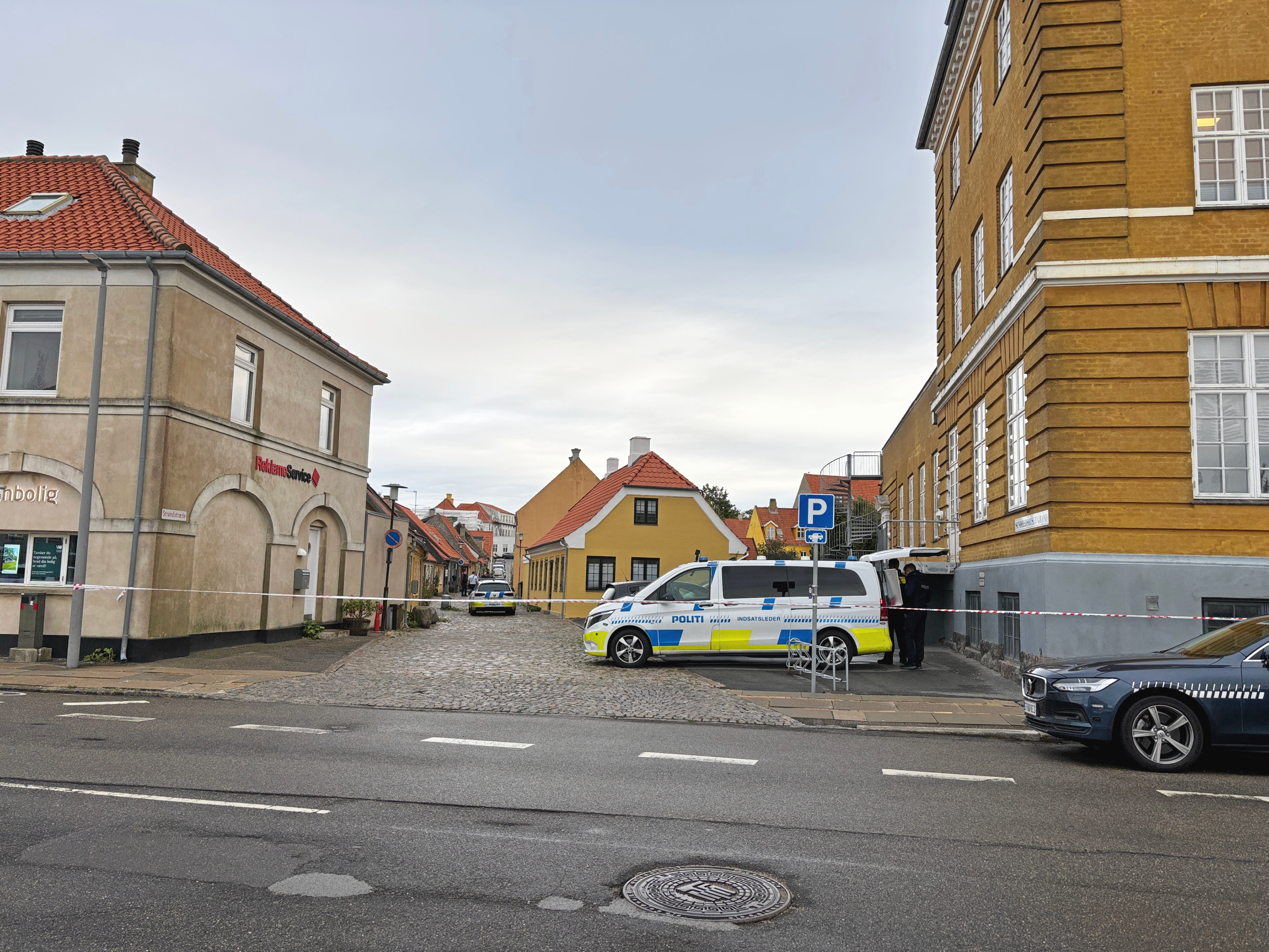 Strandstræde var afspærret, mens politiet efterforskede på stedet. - Eva Lyng Johansen Strandstræde var afspærret, mens politiet efterforskede på stedet.